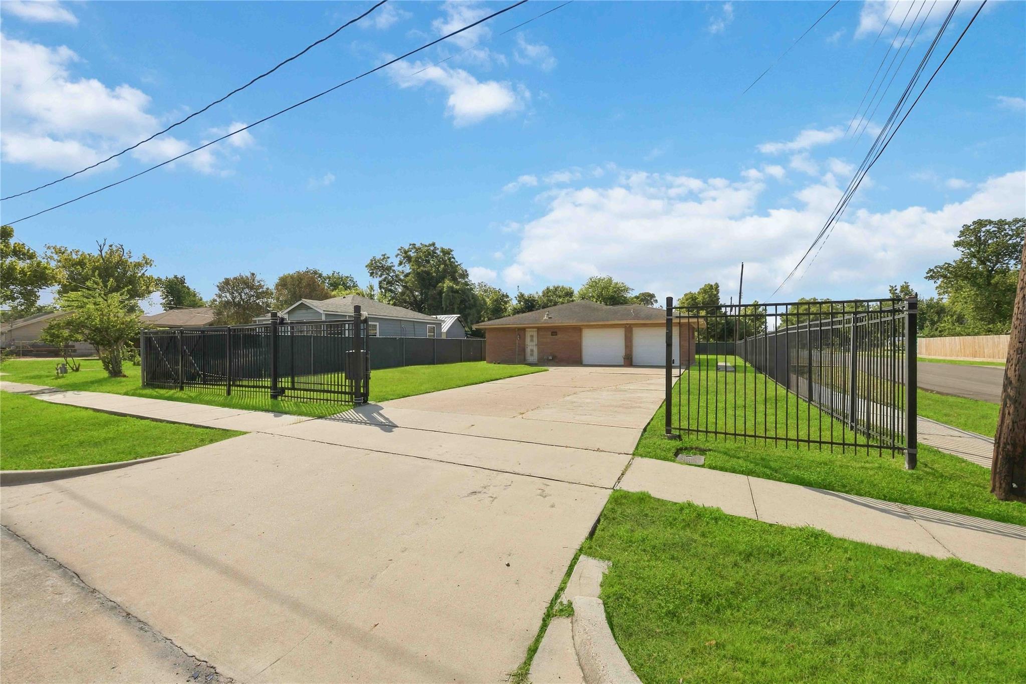 6202 Crane Street — photo