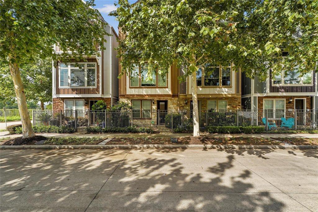 1820 Dennis Street — photo