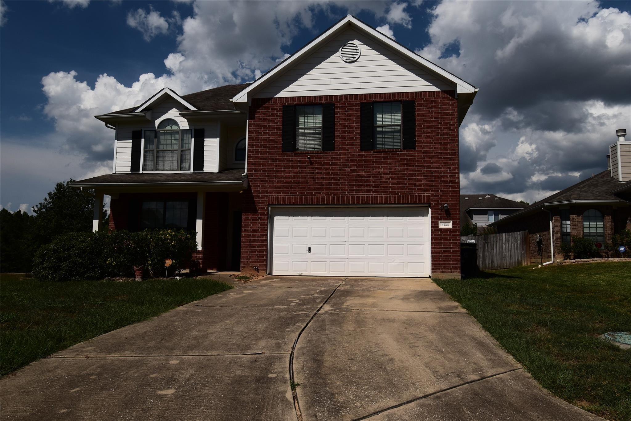 2308 Oakleaf Hills Circle — photo