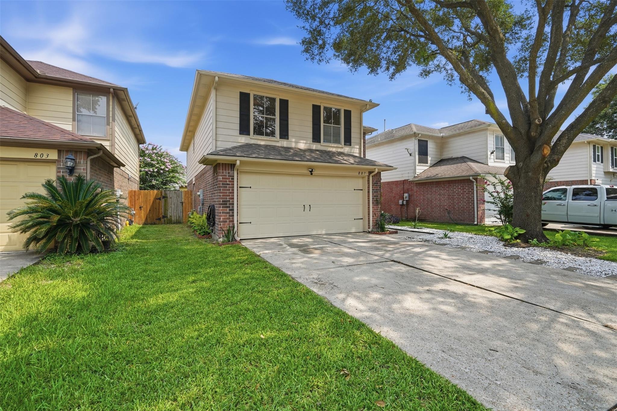 807 Oak West Drive — photo