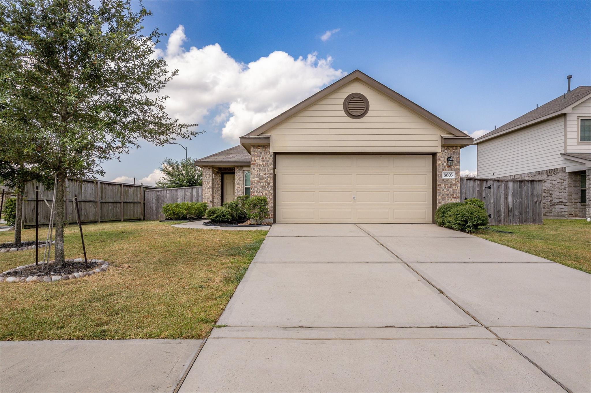 8603 River Crest Drive — photo