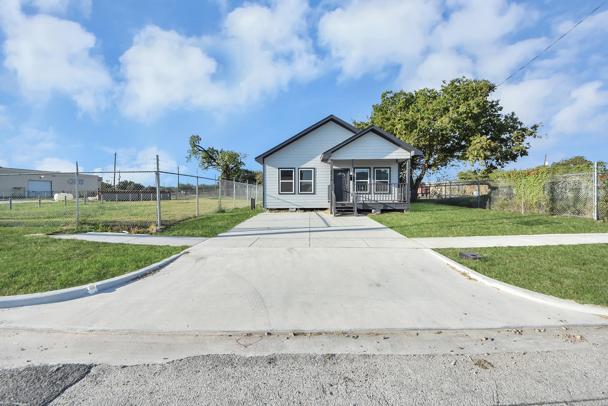 8215 La Porte Road — photo