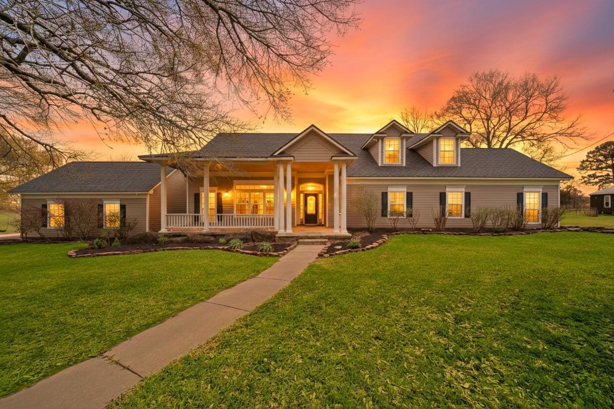 32540 Courtney — photo