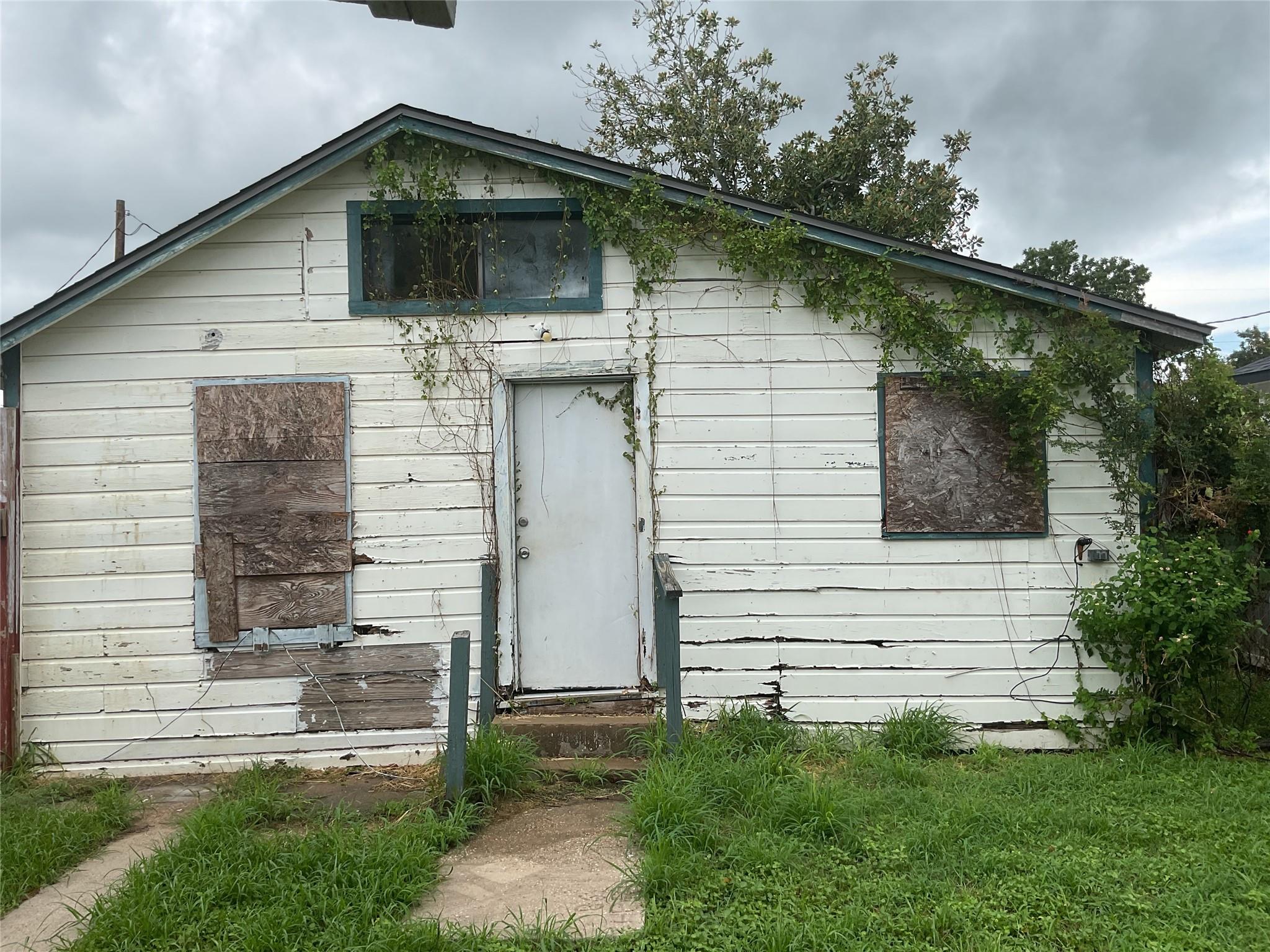 213 E Bernard Street, Clute, TX 77531 — photo 2