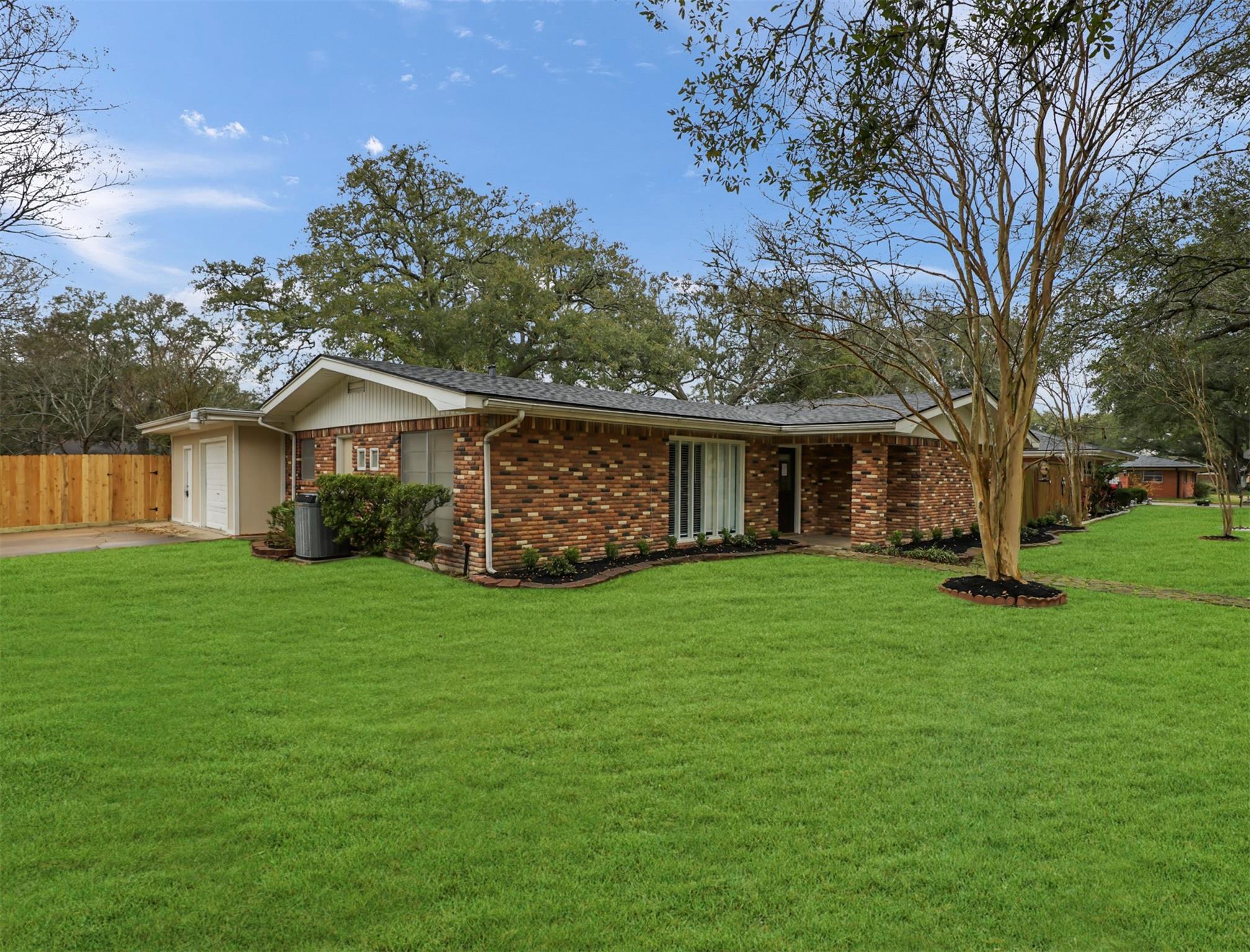 901 Aster Drive — photo