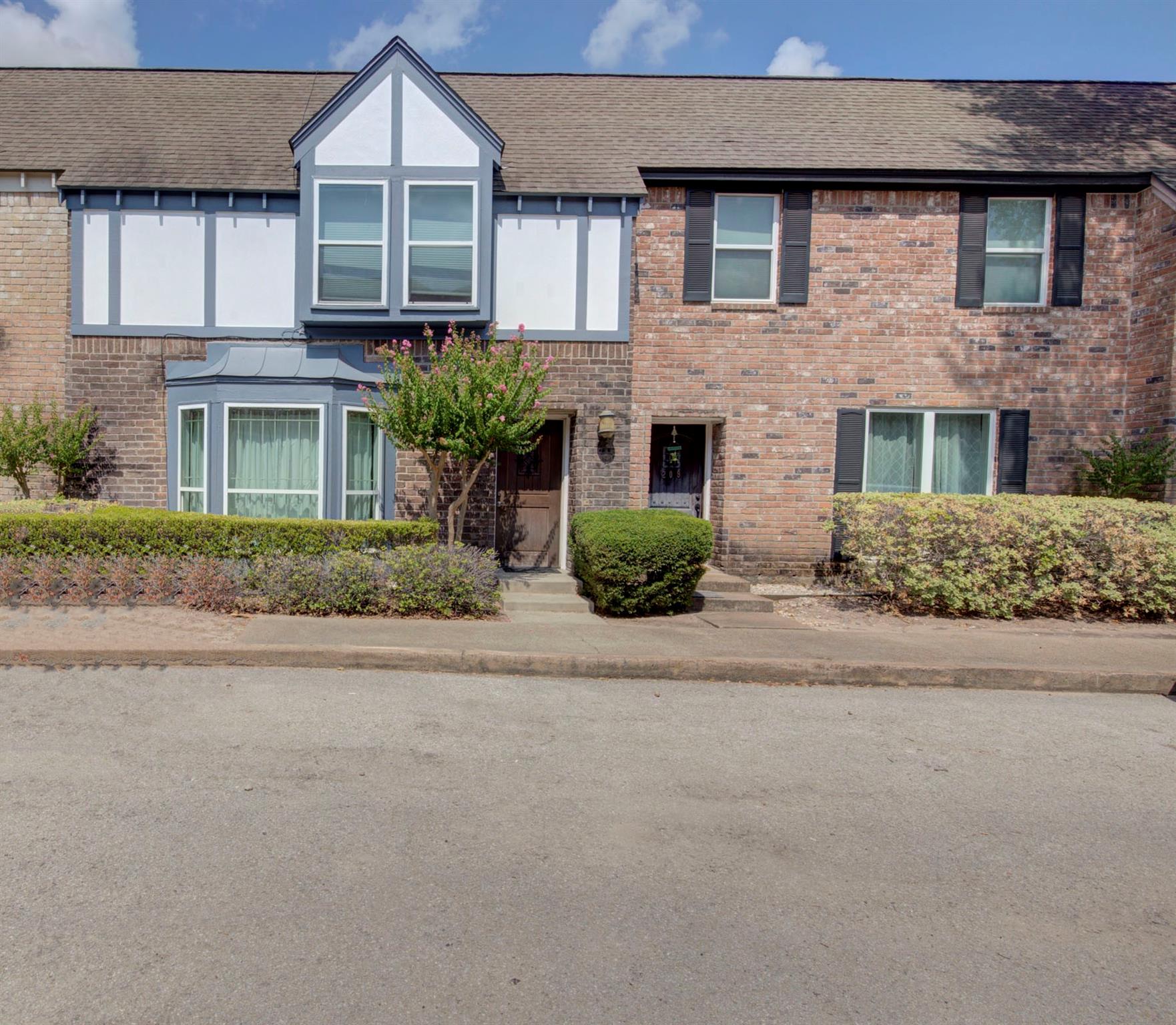 840 Threadneedle Street E #208 — photo