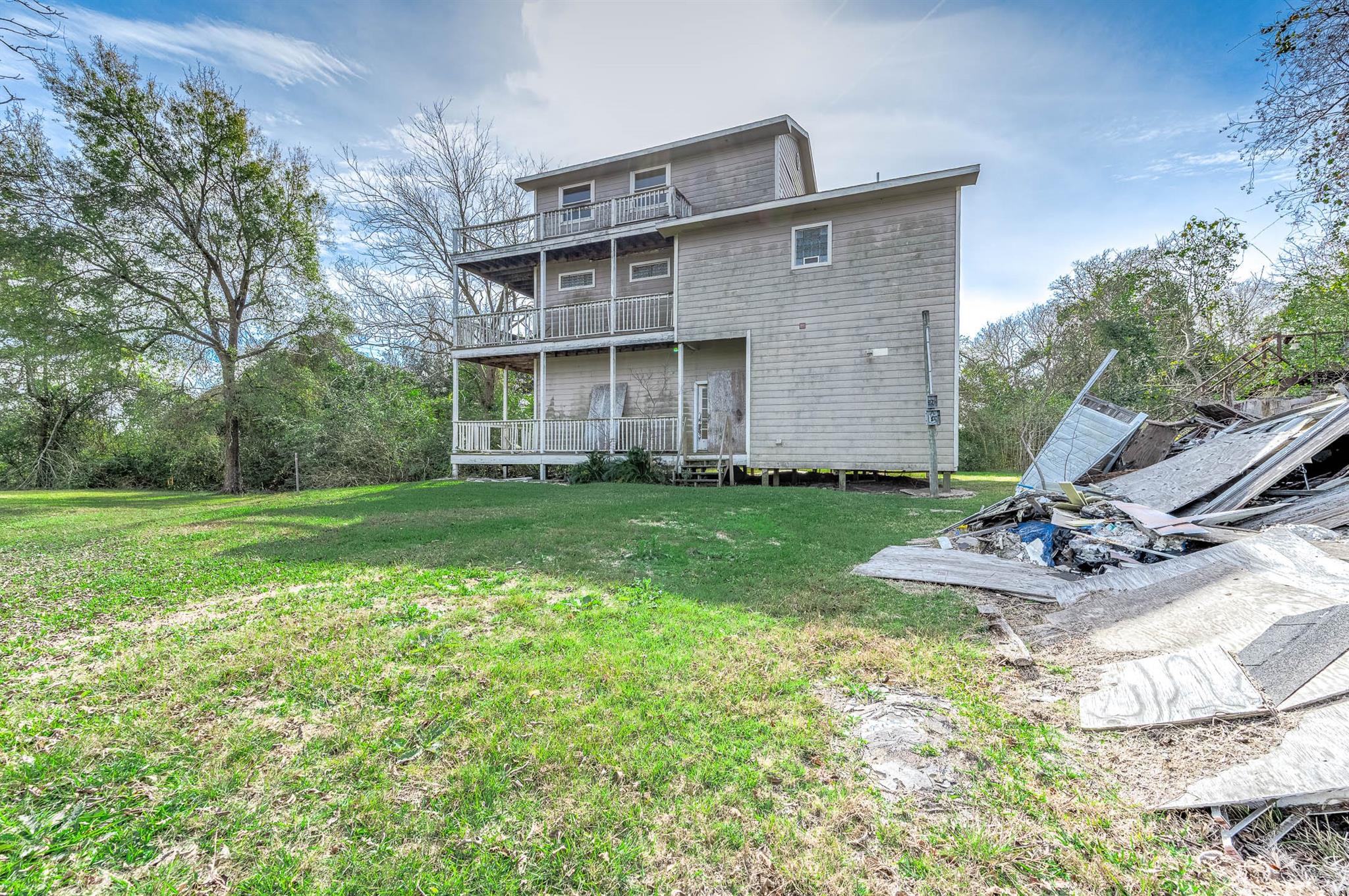 9898 Tri City Beach Road — photo