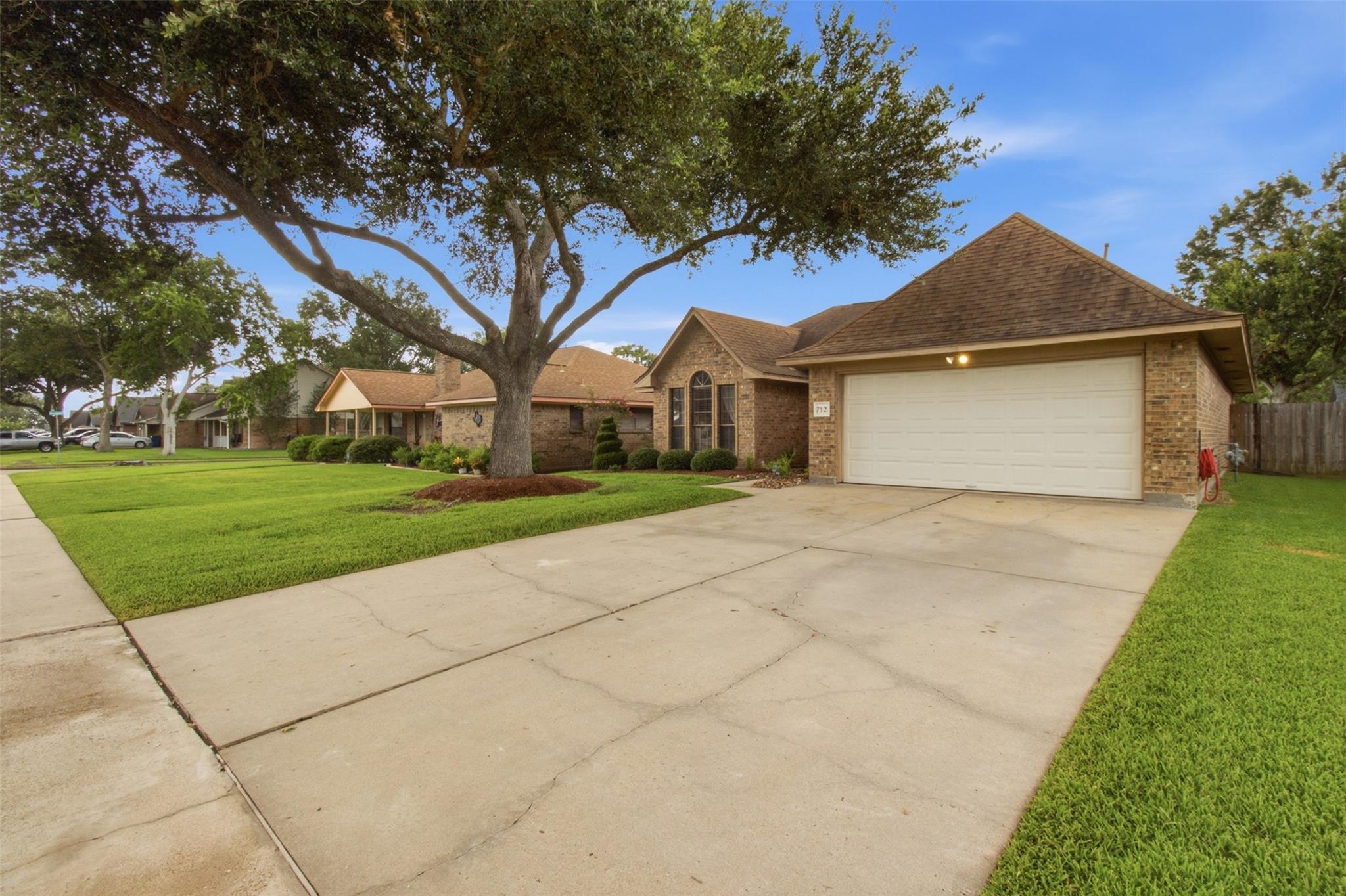 712 Manor Drive, Angleton, TX 77515 — photo 2