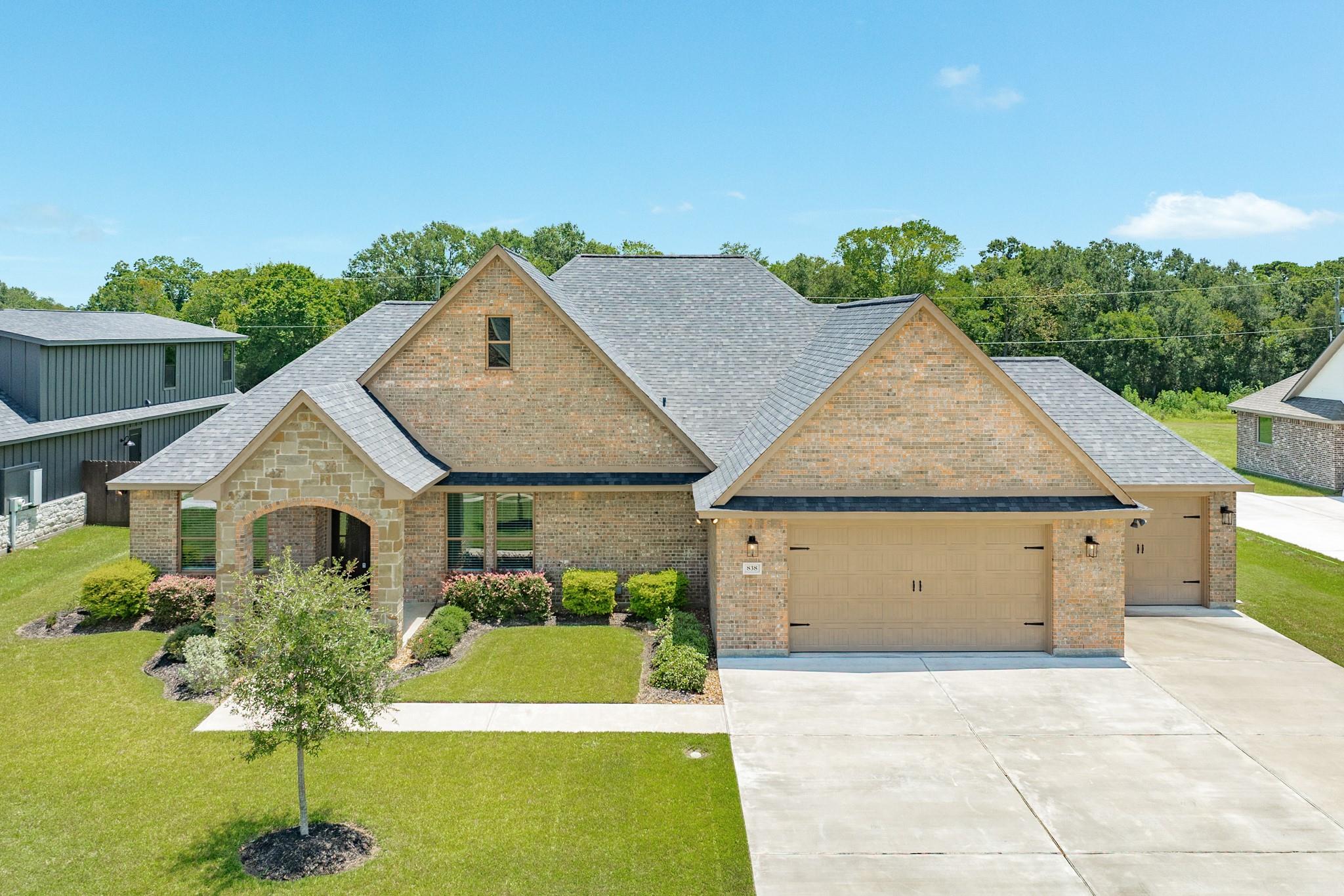 838 Oak Ridge Drive — photo