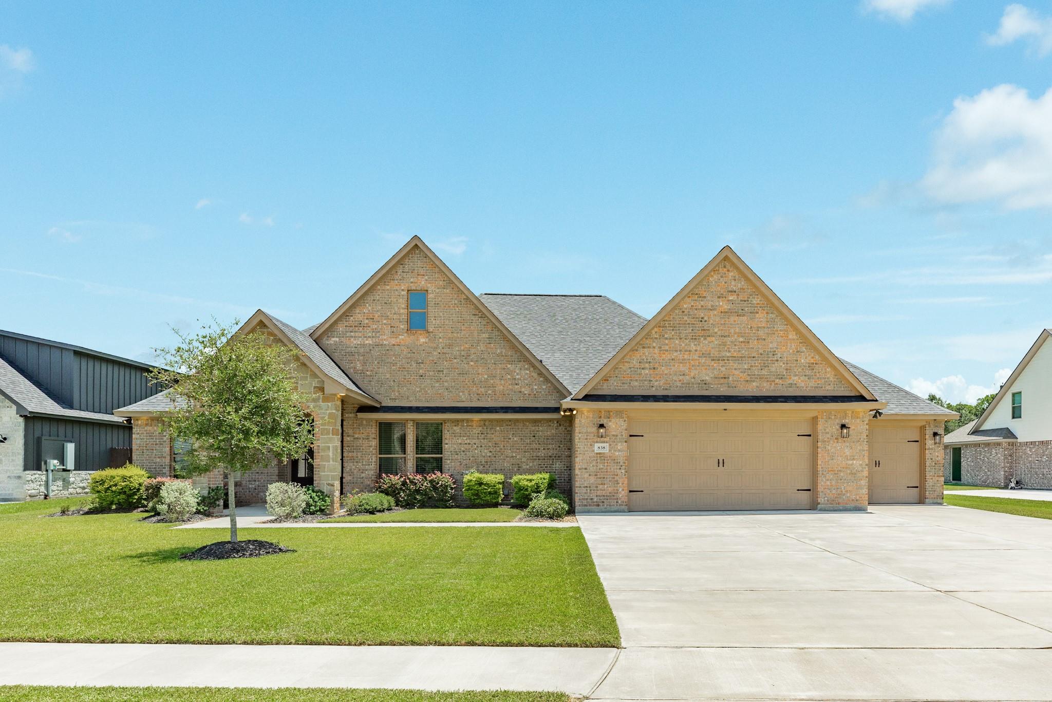 838 Oak Ridge Drive, Angleton, TX 77515 — photo 2