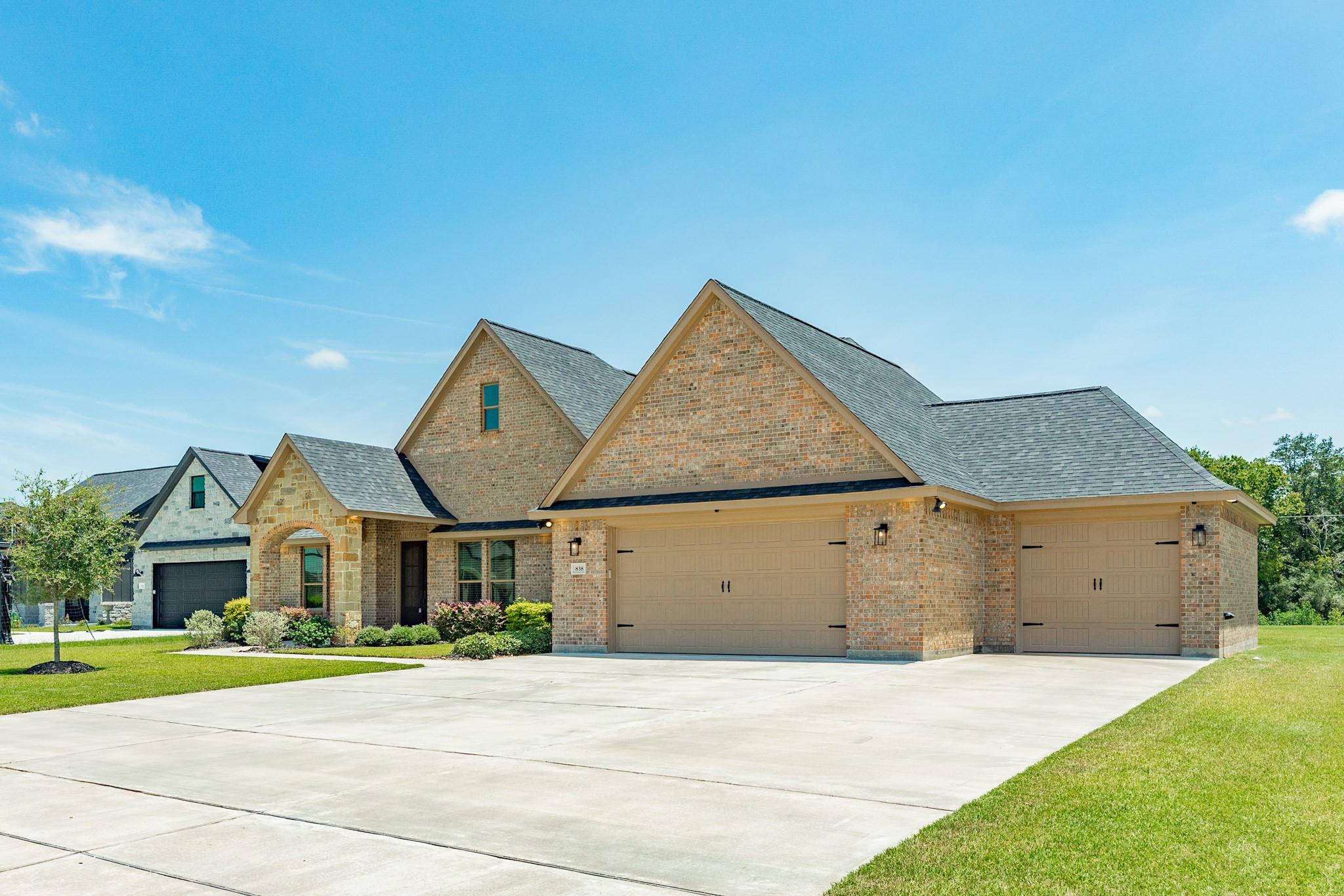 838 Oak Ridge Drive, Angleton, TX 77515 — photo 3