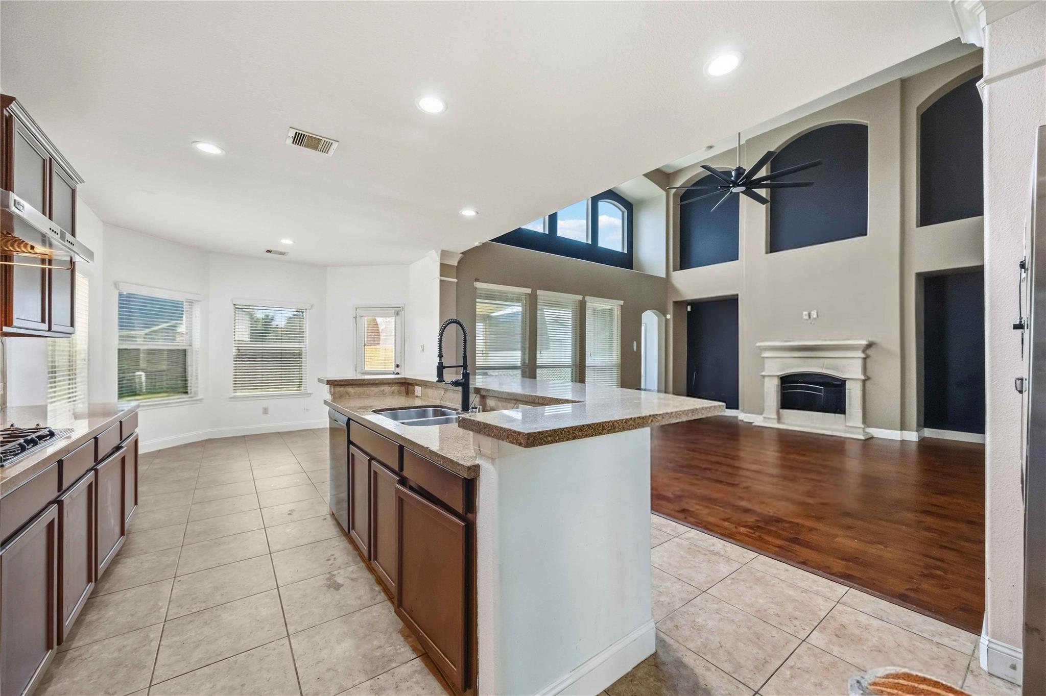 2522 Crystal Shore Drive, Rosharon, TX 77583 — photo 3