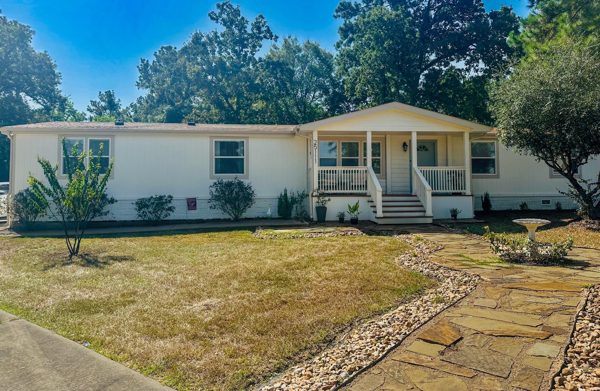 25111 Alamoway — photo