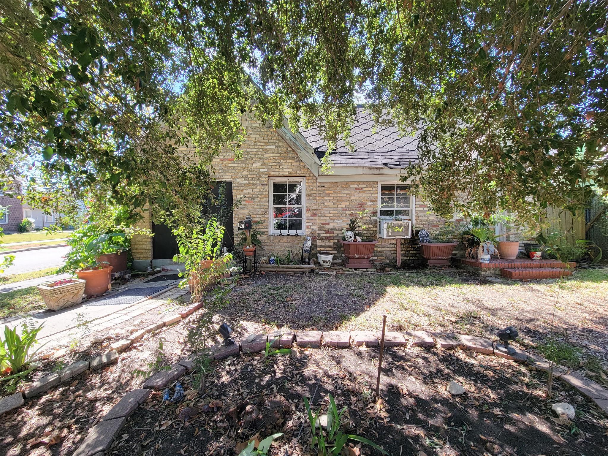 1574 Godwin Street — photo