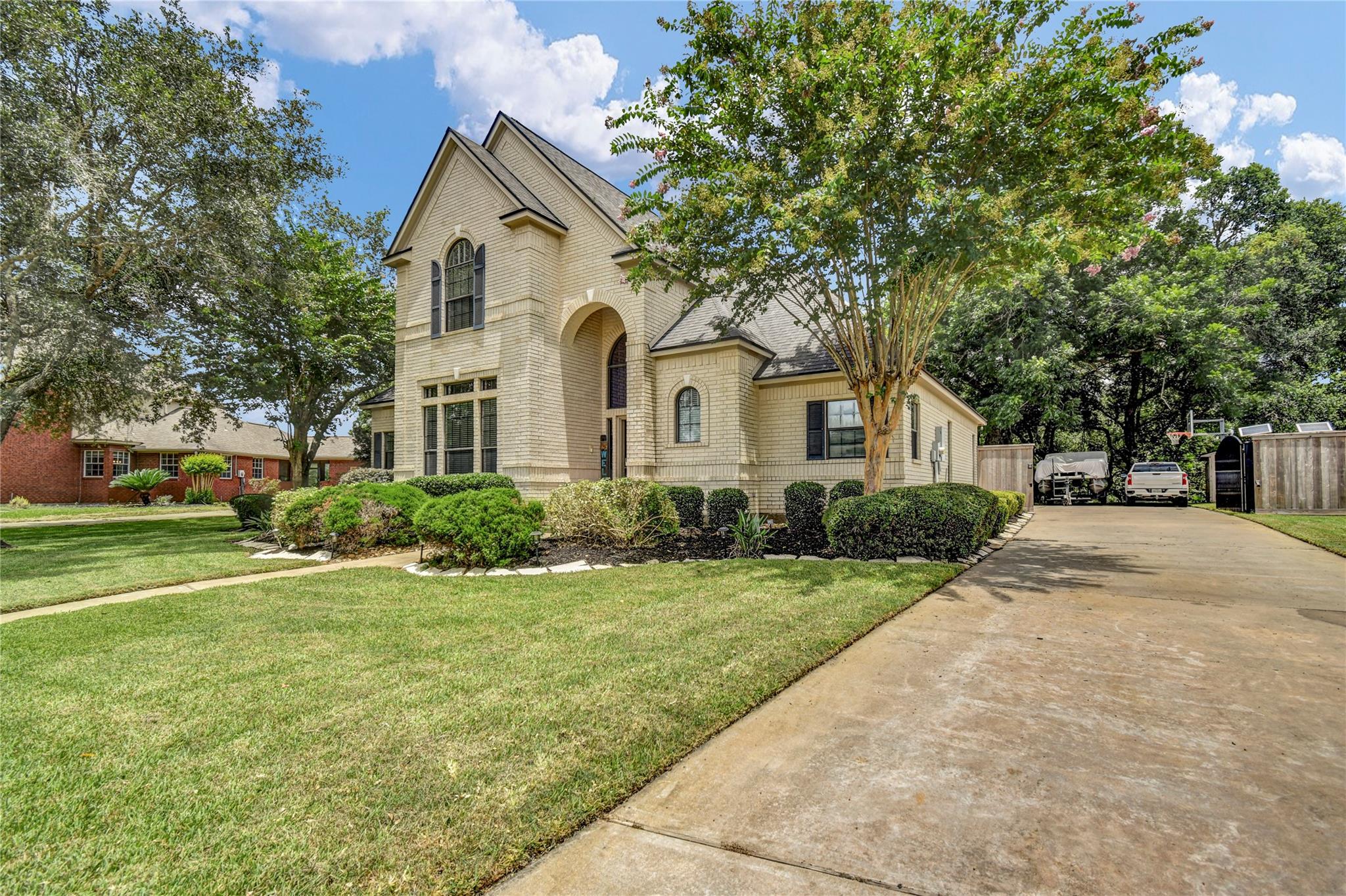 208 River Oaks Drive — photo
