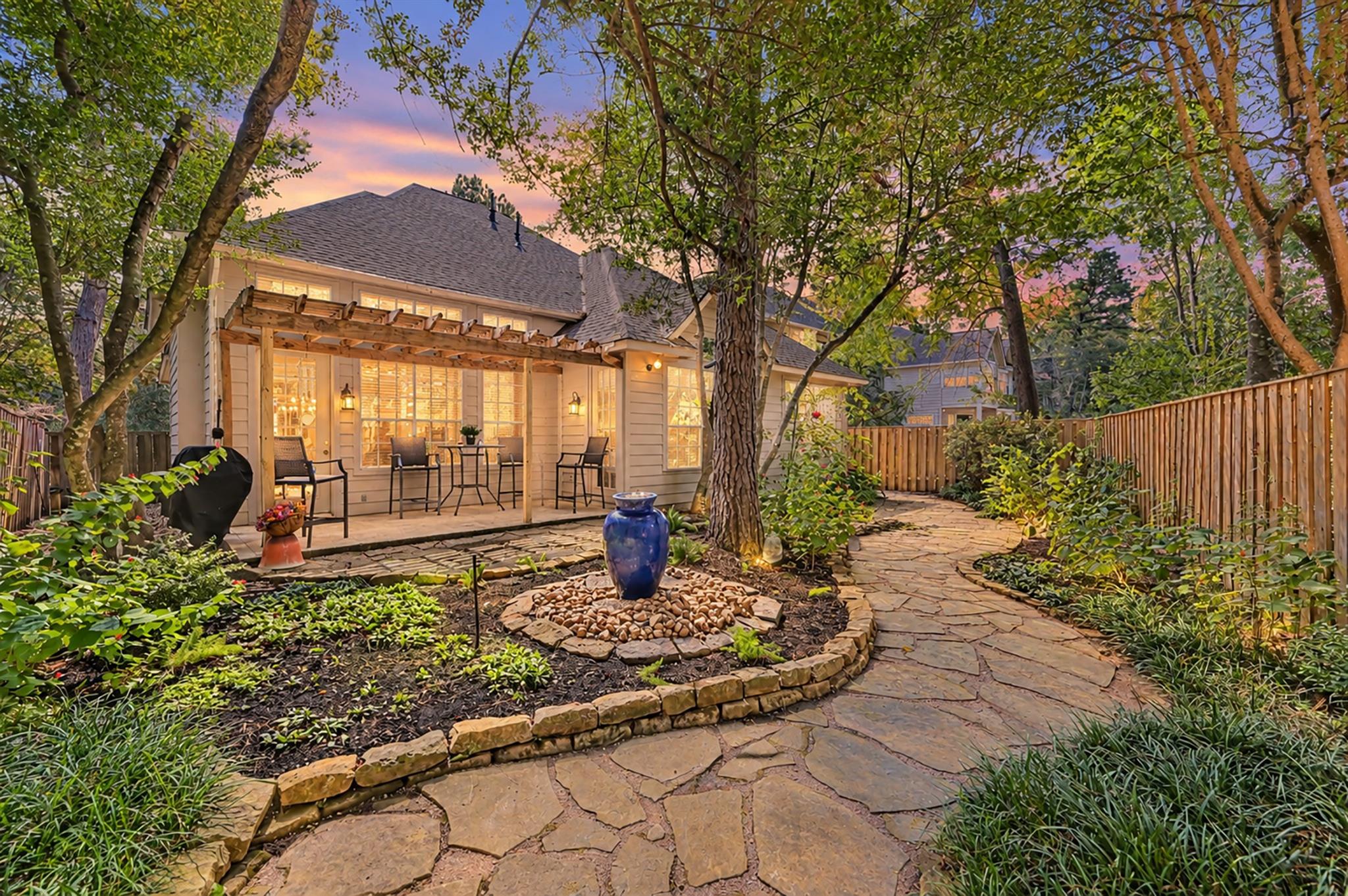 85 E Lakeridge Drive, The Woodlands, TX 77381 — photo 2