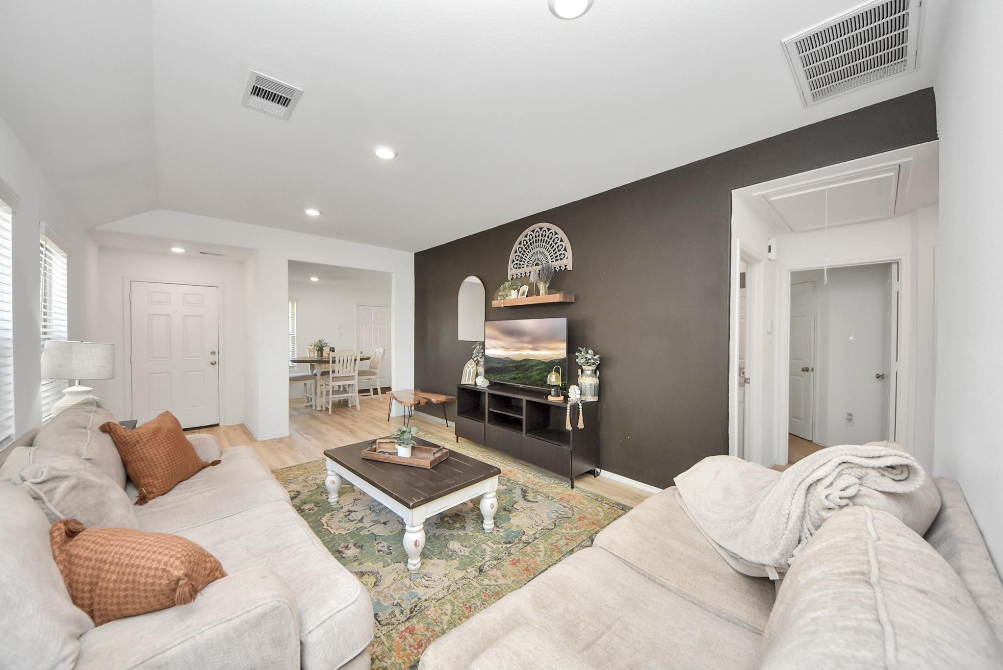 8611 River Crest Drive — photo