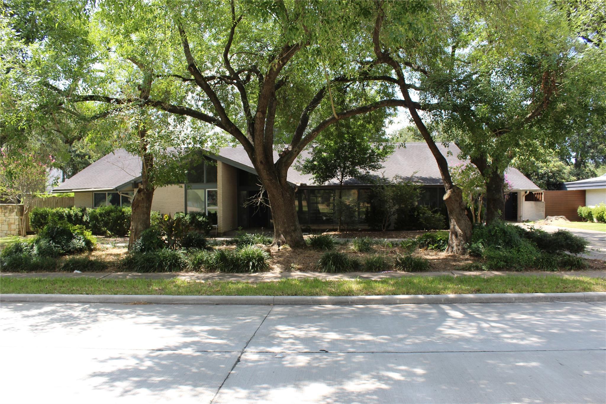 5215 S Braeswood Boulevard — photo