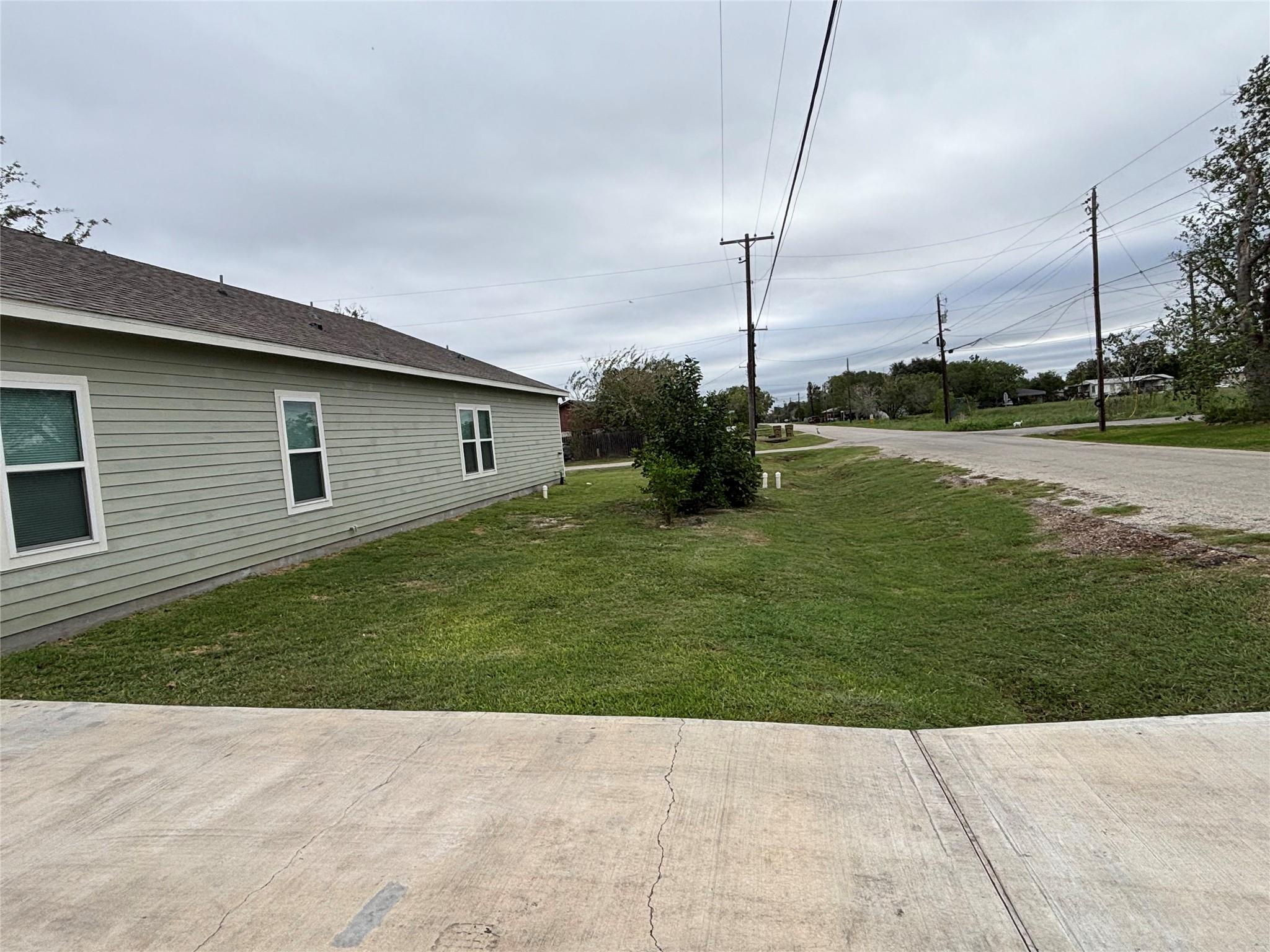 668 Commerce Street, Bloomington, TX 77951 — photo 3