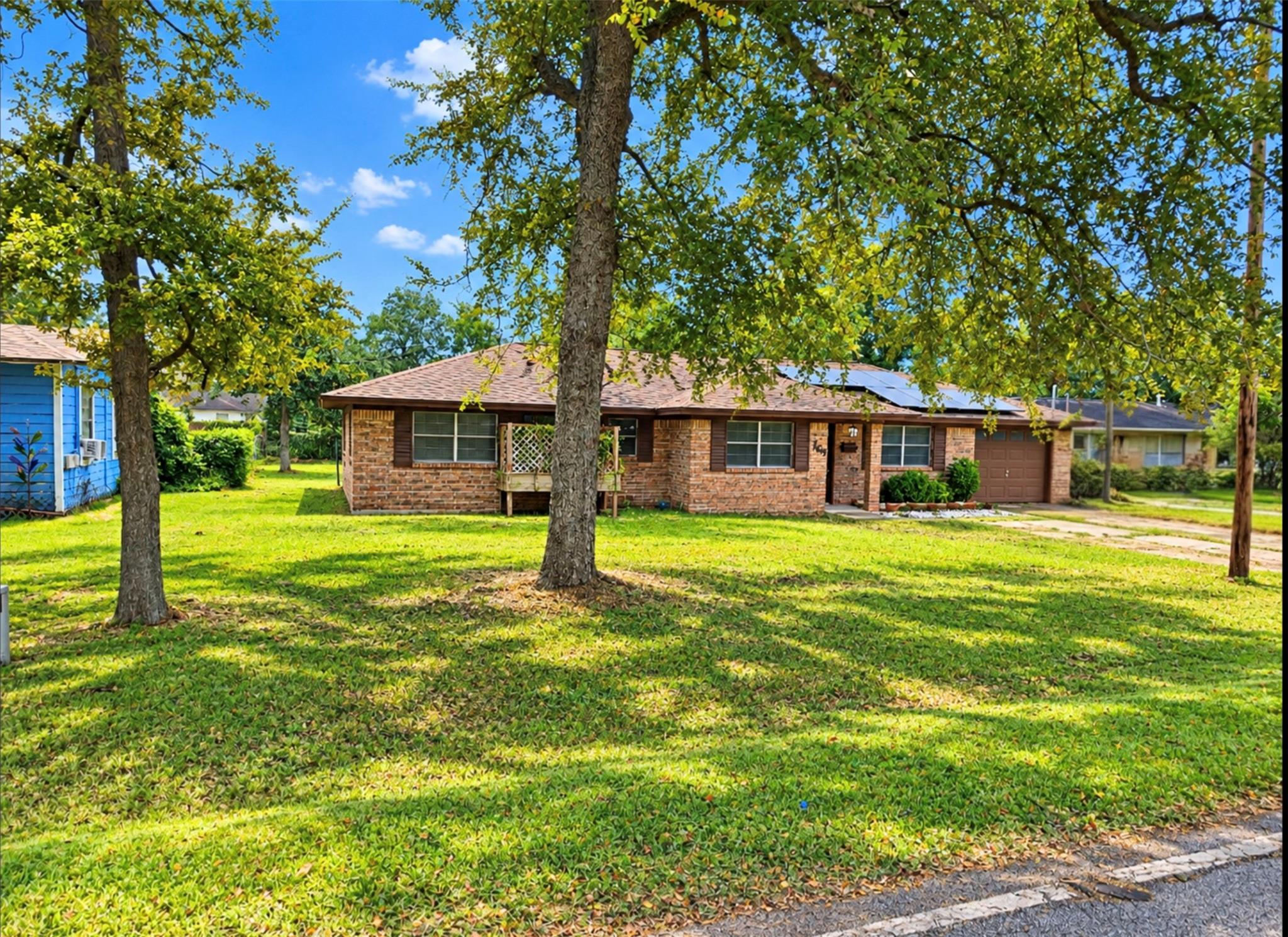 1169 E Kyle Road, Clute, TX 77531 — photo 3