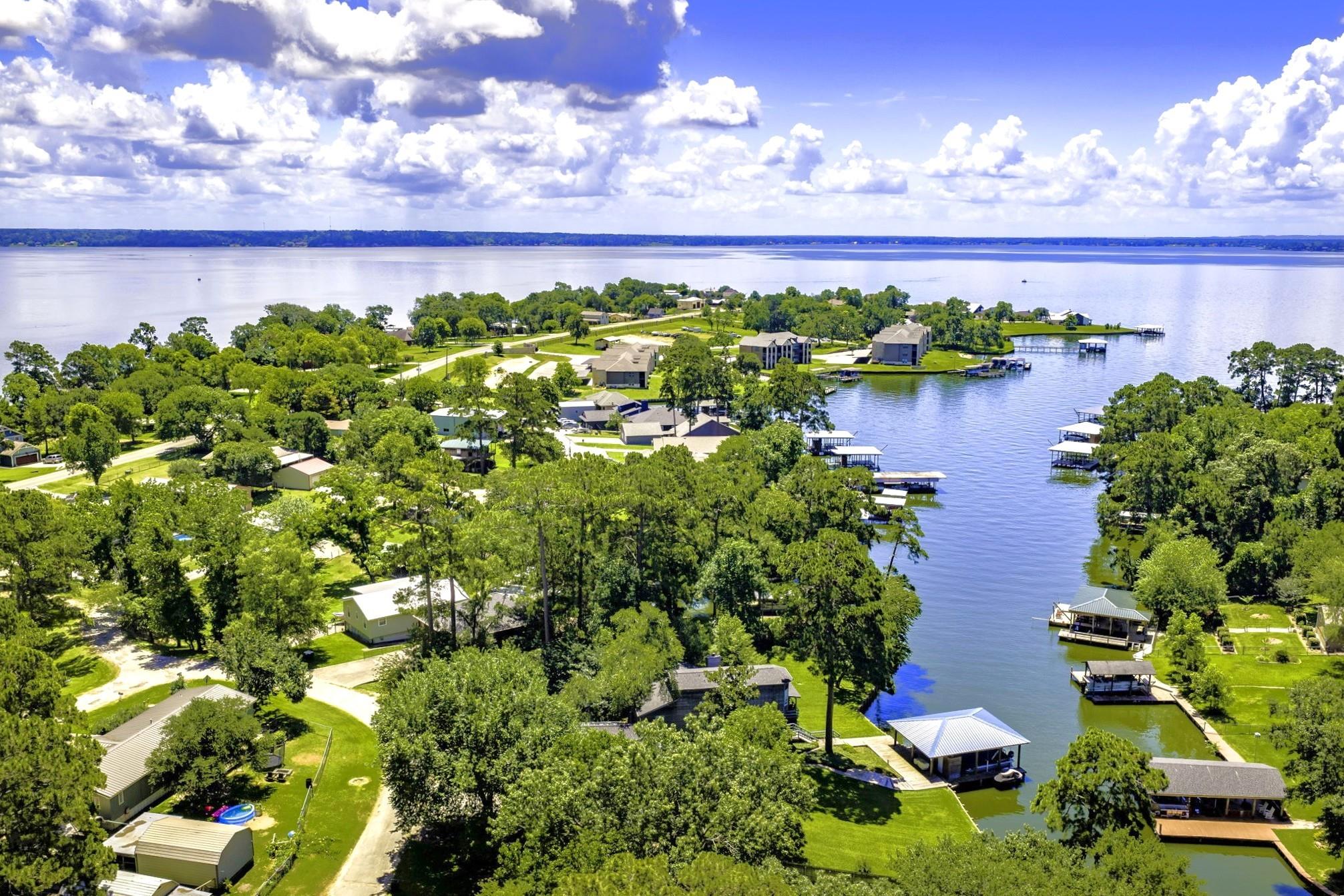 305 Lakeshore Dr — photo
