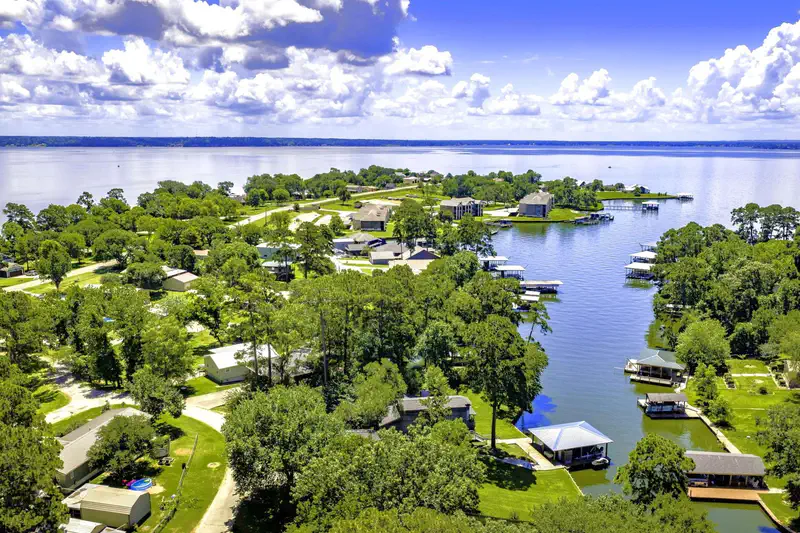 305 Lakeshore Dr — photo