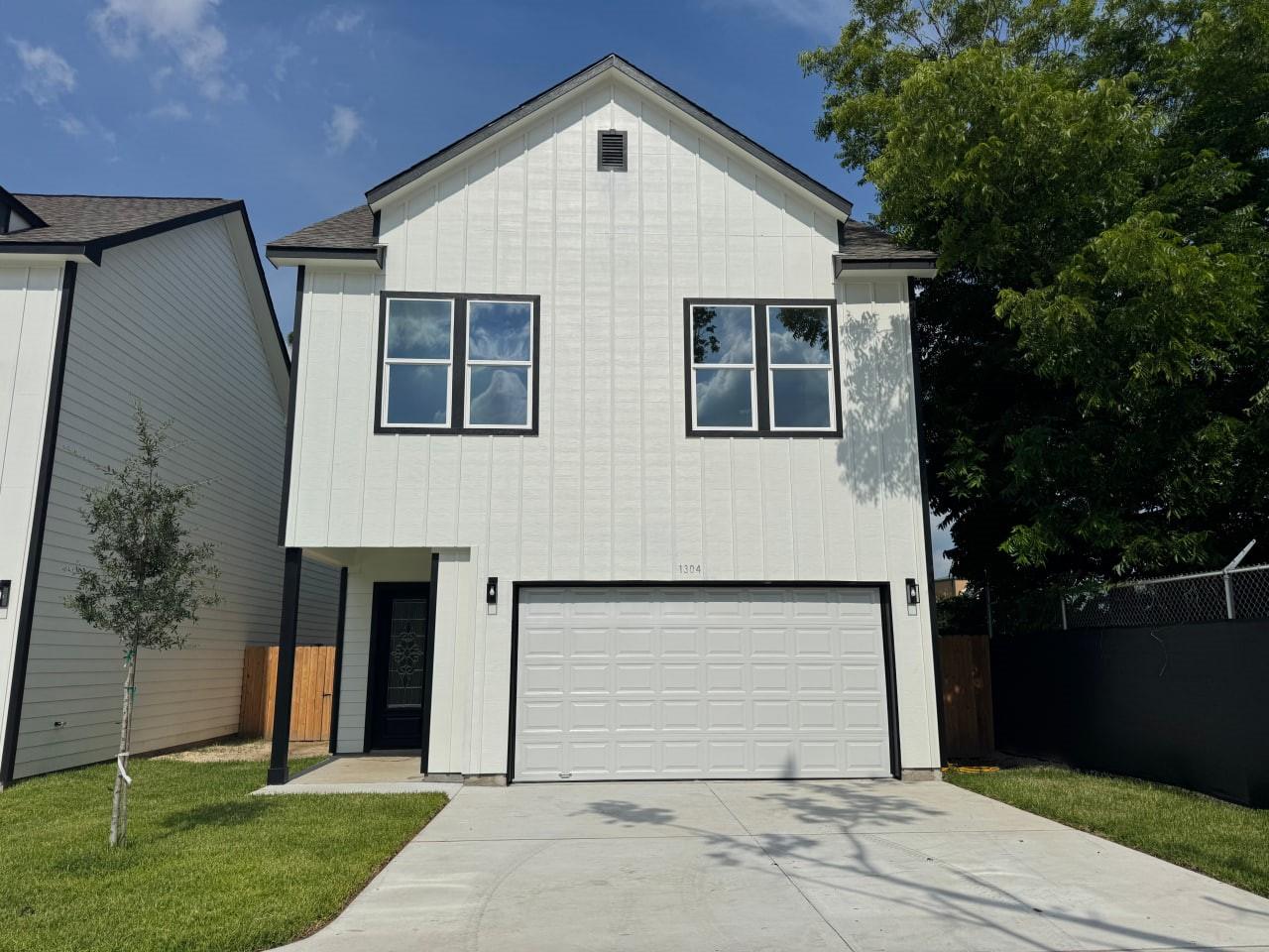 1304 Duff Lane — photo