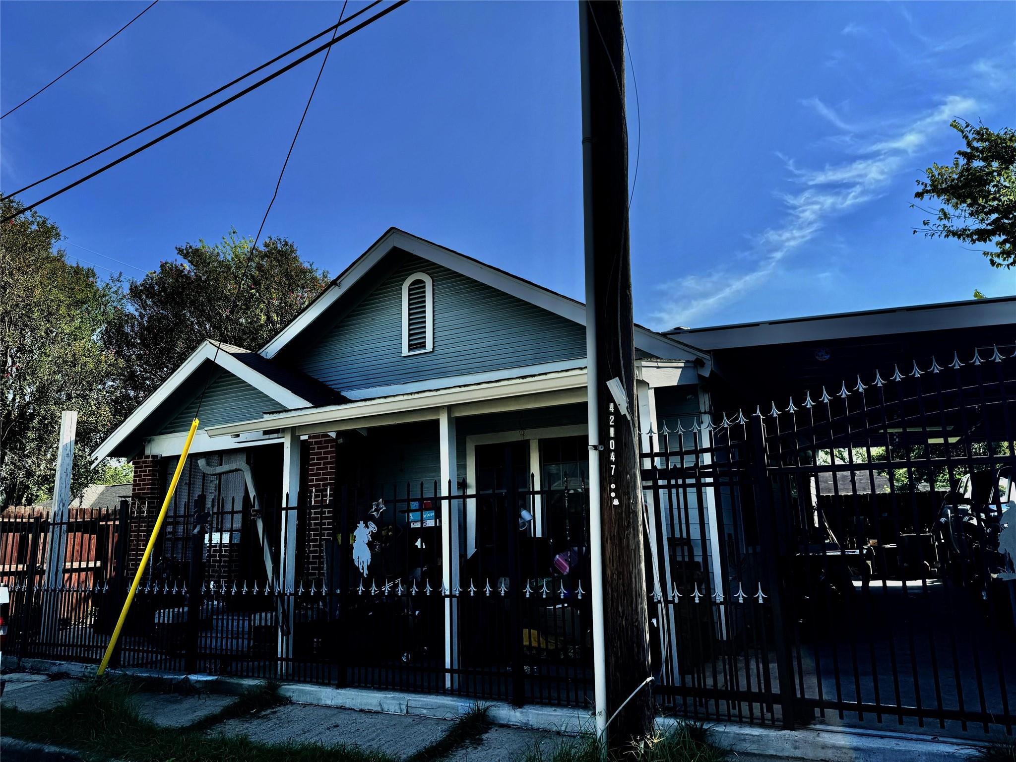 2222 Hogg Street — photo