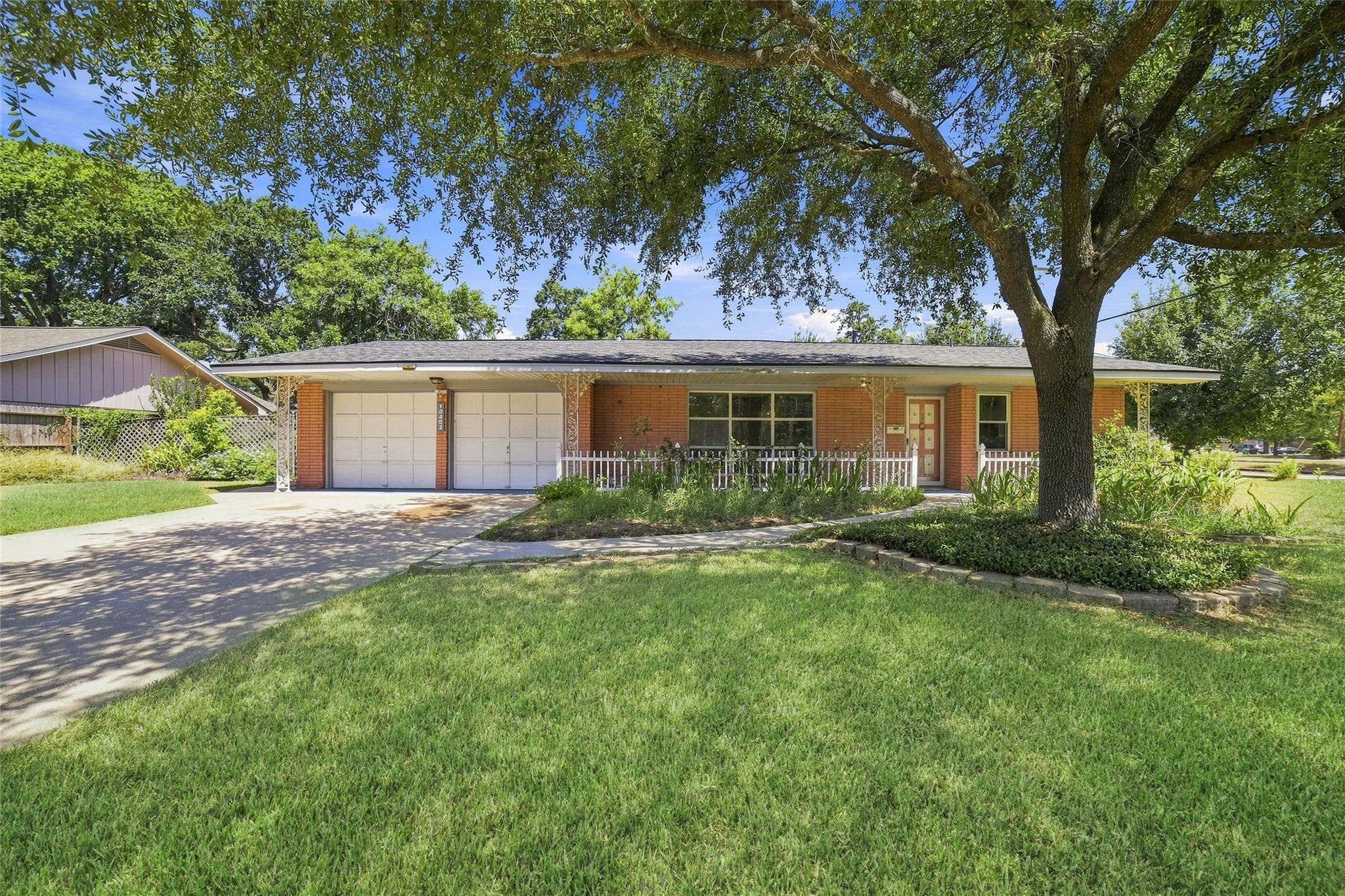 10402 Shadow Wood Drive — photo