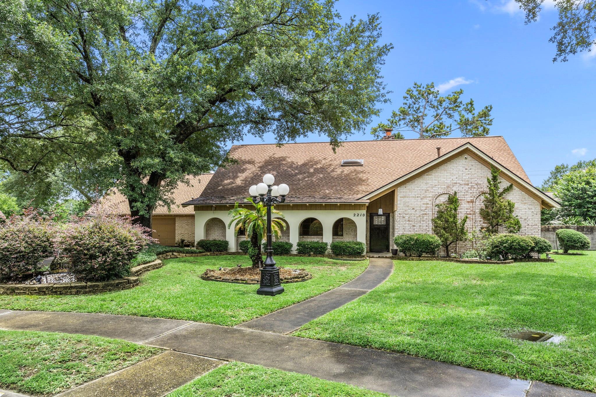 2210 S Memorial Court — photo