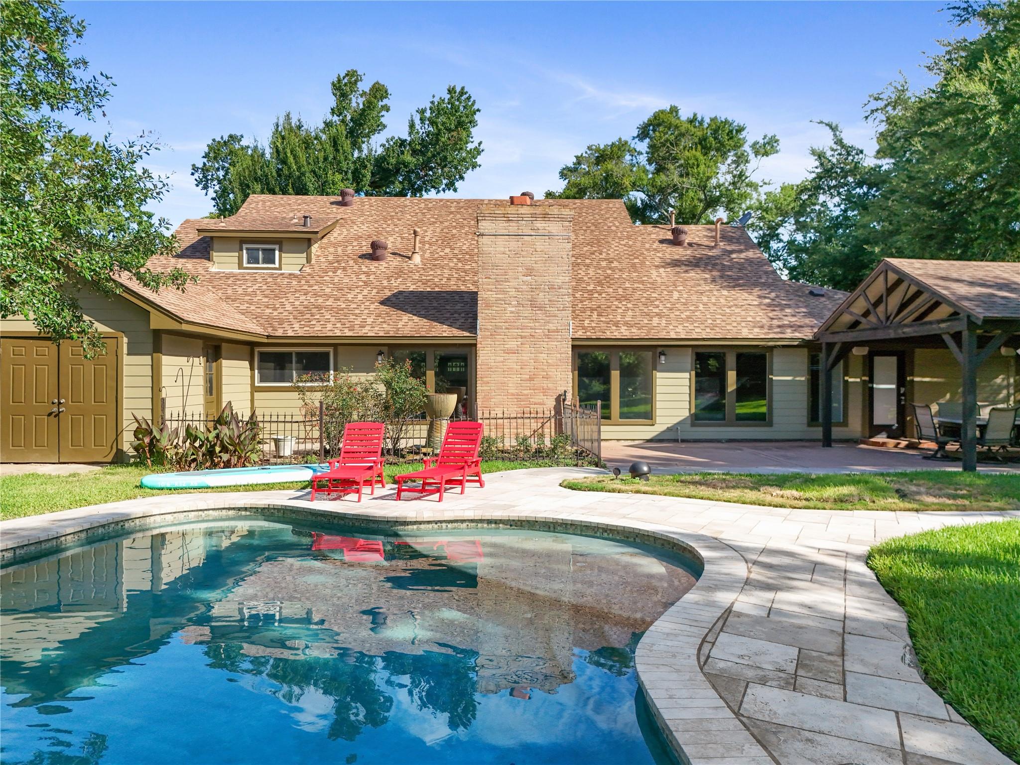 318 Lakeshore Drive — photo