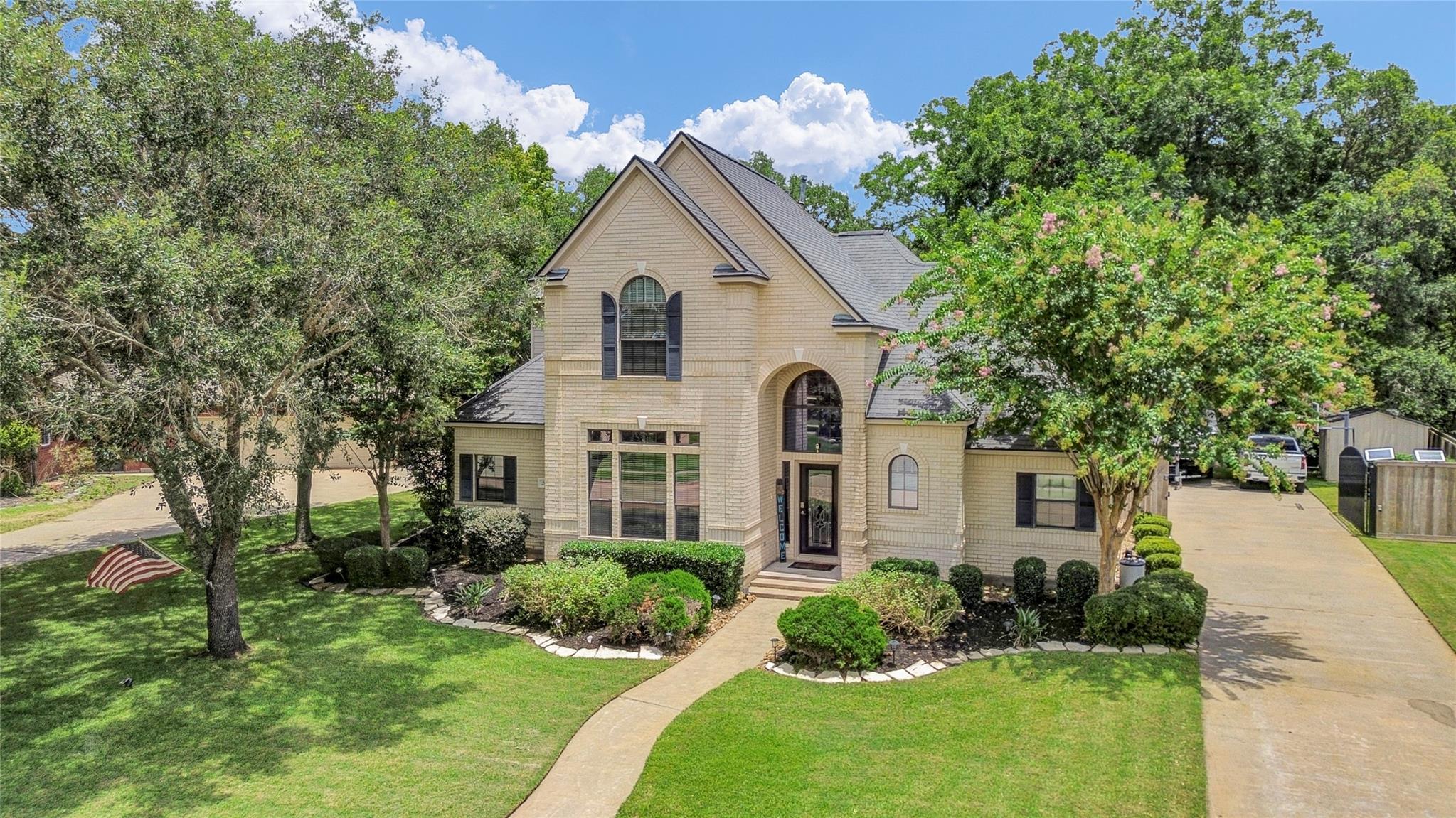 208 River Oaks Drive — photo