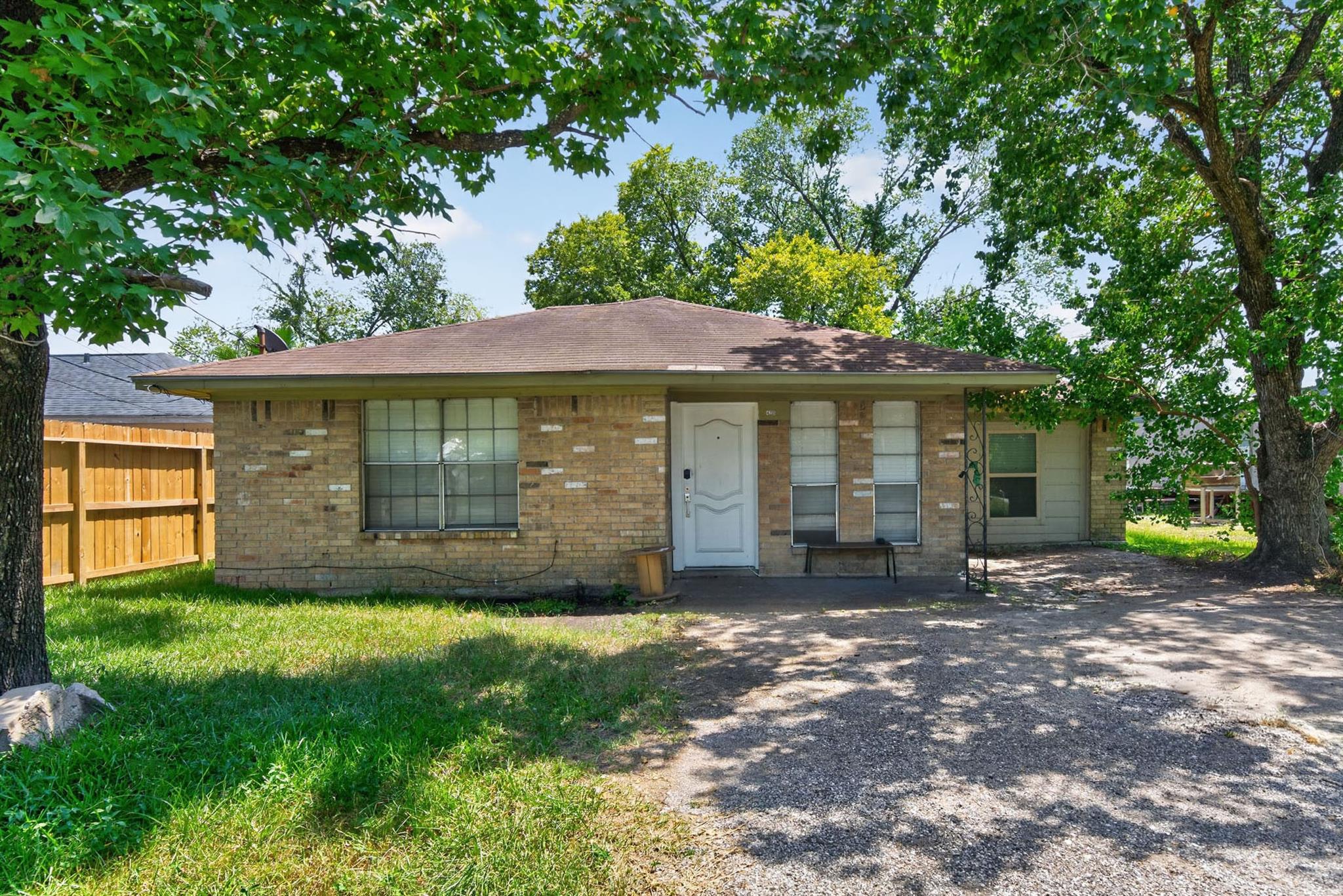 14210 Hillsboro Street — photo