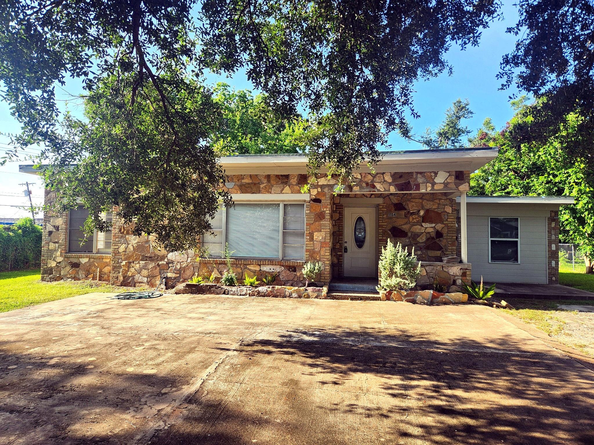 1114 E Pecan Street — photo