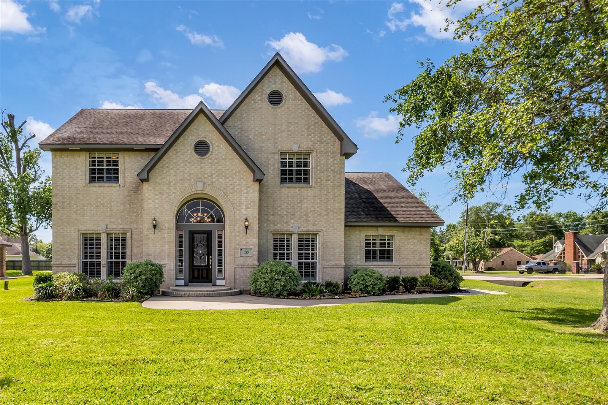 210 River Oaks Drive — photo