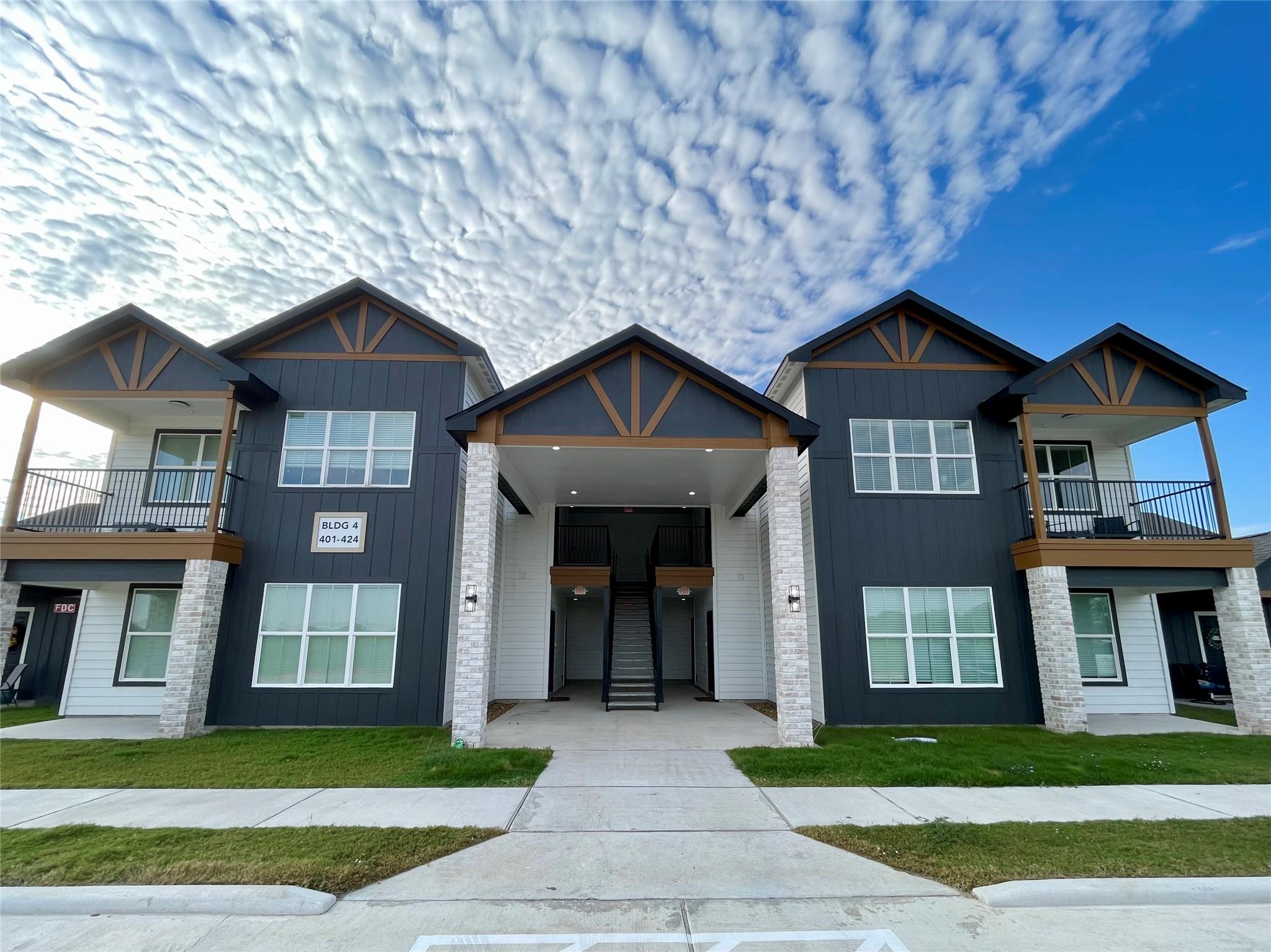 802 W Loop — photo