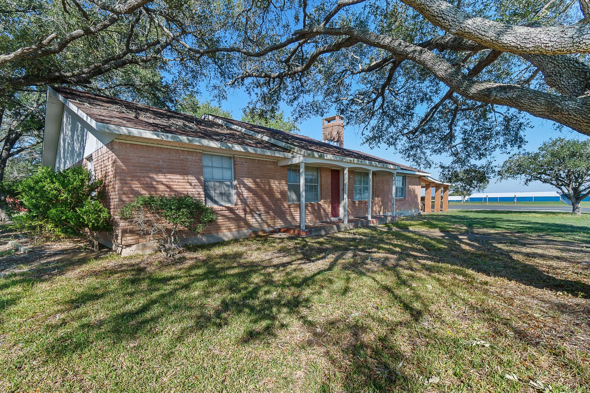 407 E Anderson Street, Schulenburg, TX 78956 — photo 2