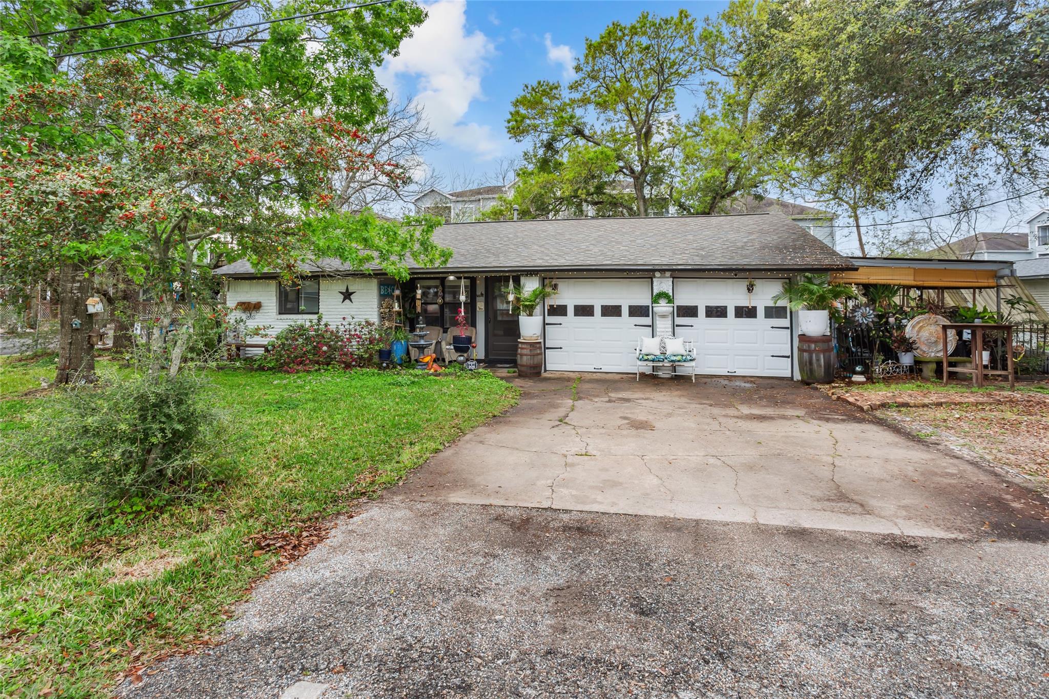 1215 Esther Street — photo