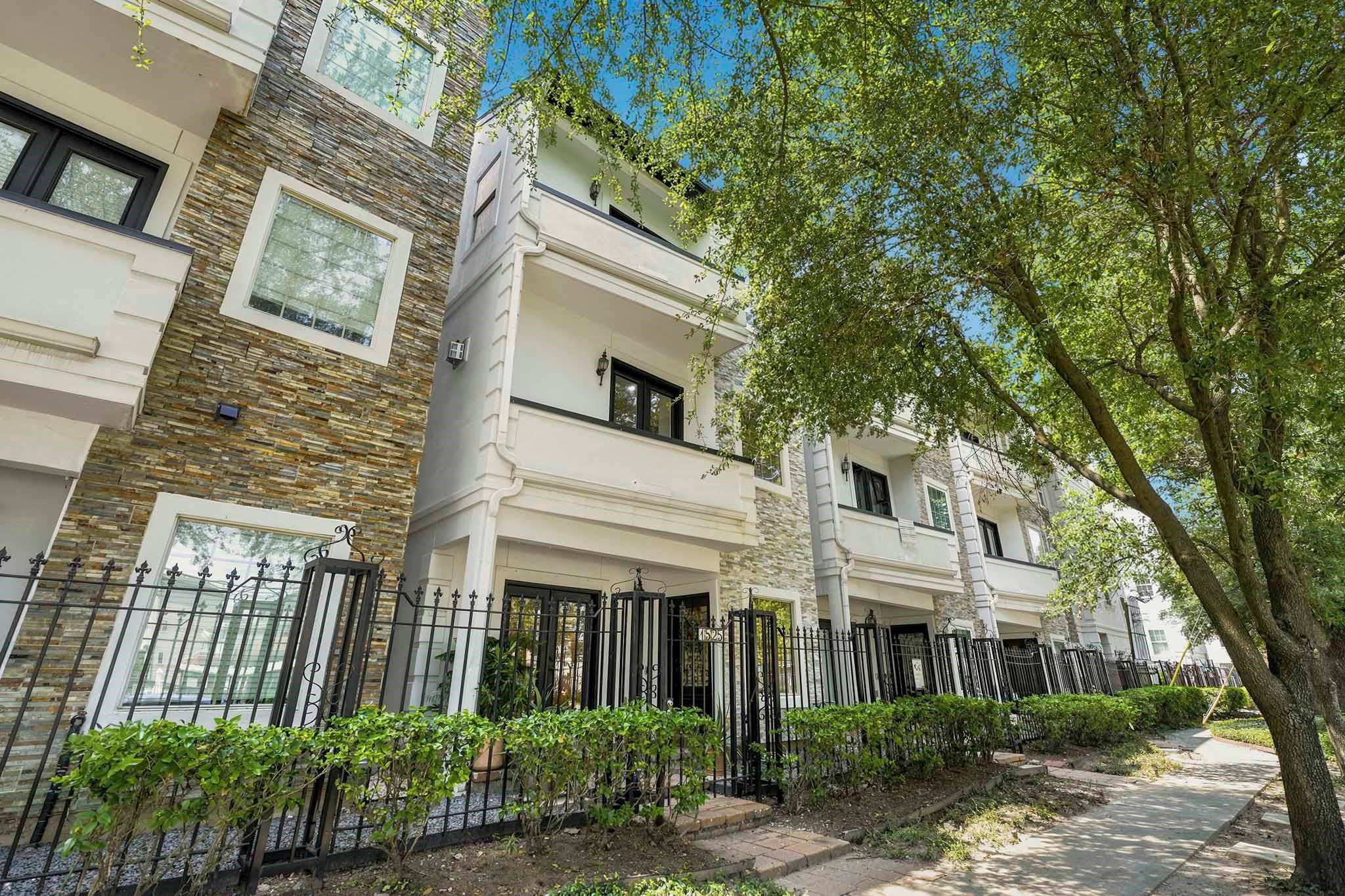 1525 Rosewood Street — photo