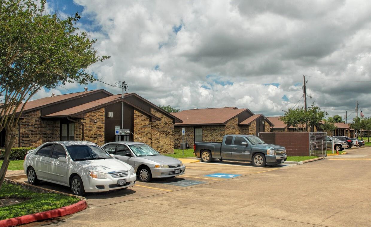 1749 E Henderson Road, Angleton, TX 77515 — photo 2