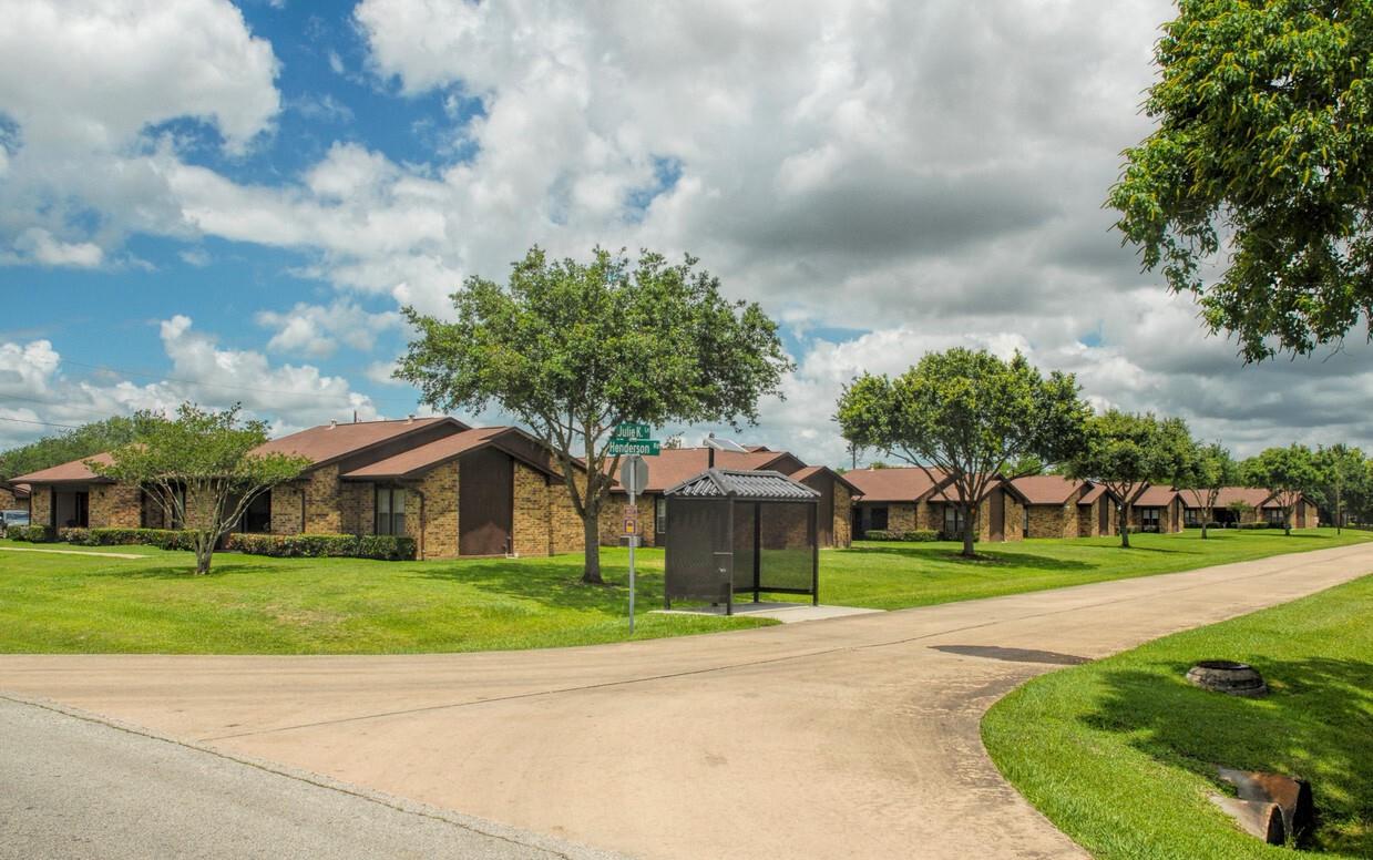 1749 E Henderson Road, Angleton, TX 77515 — photo 3