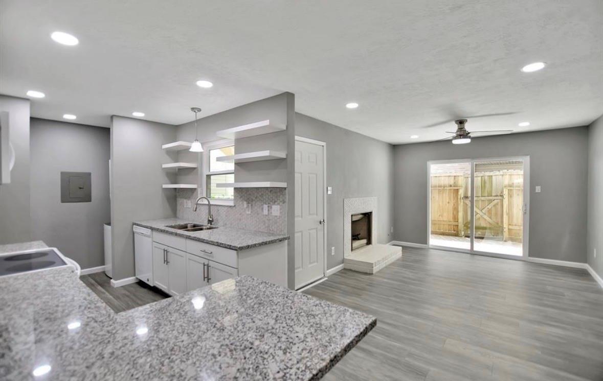 7600 Emmett F Lowry Expressway #313 — photo