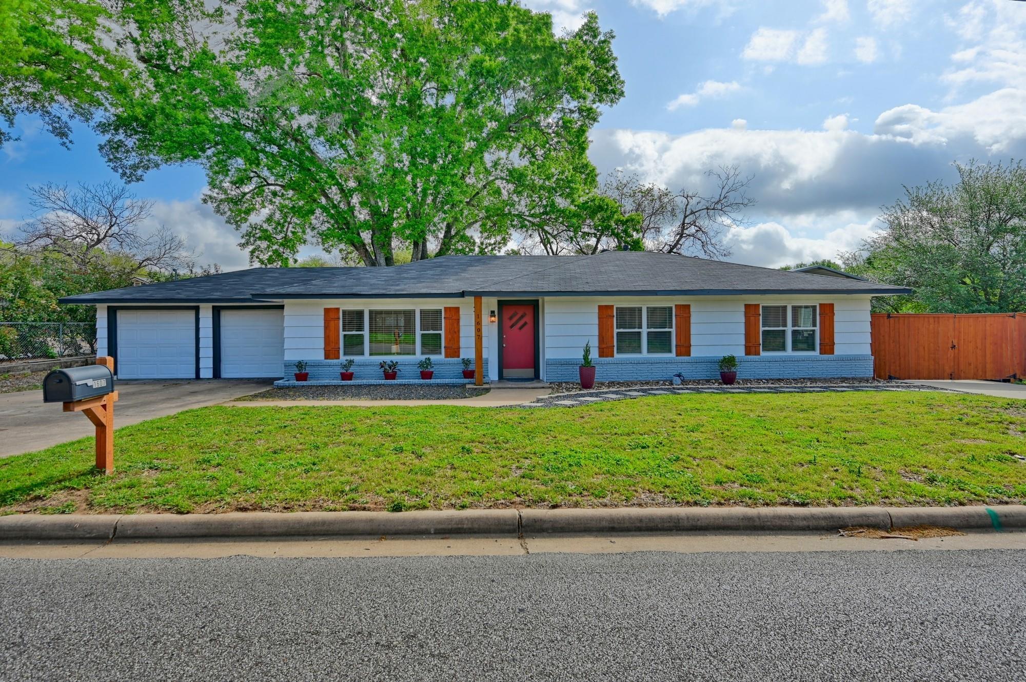 1607 S Chappell Hill Street — photo