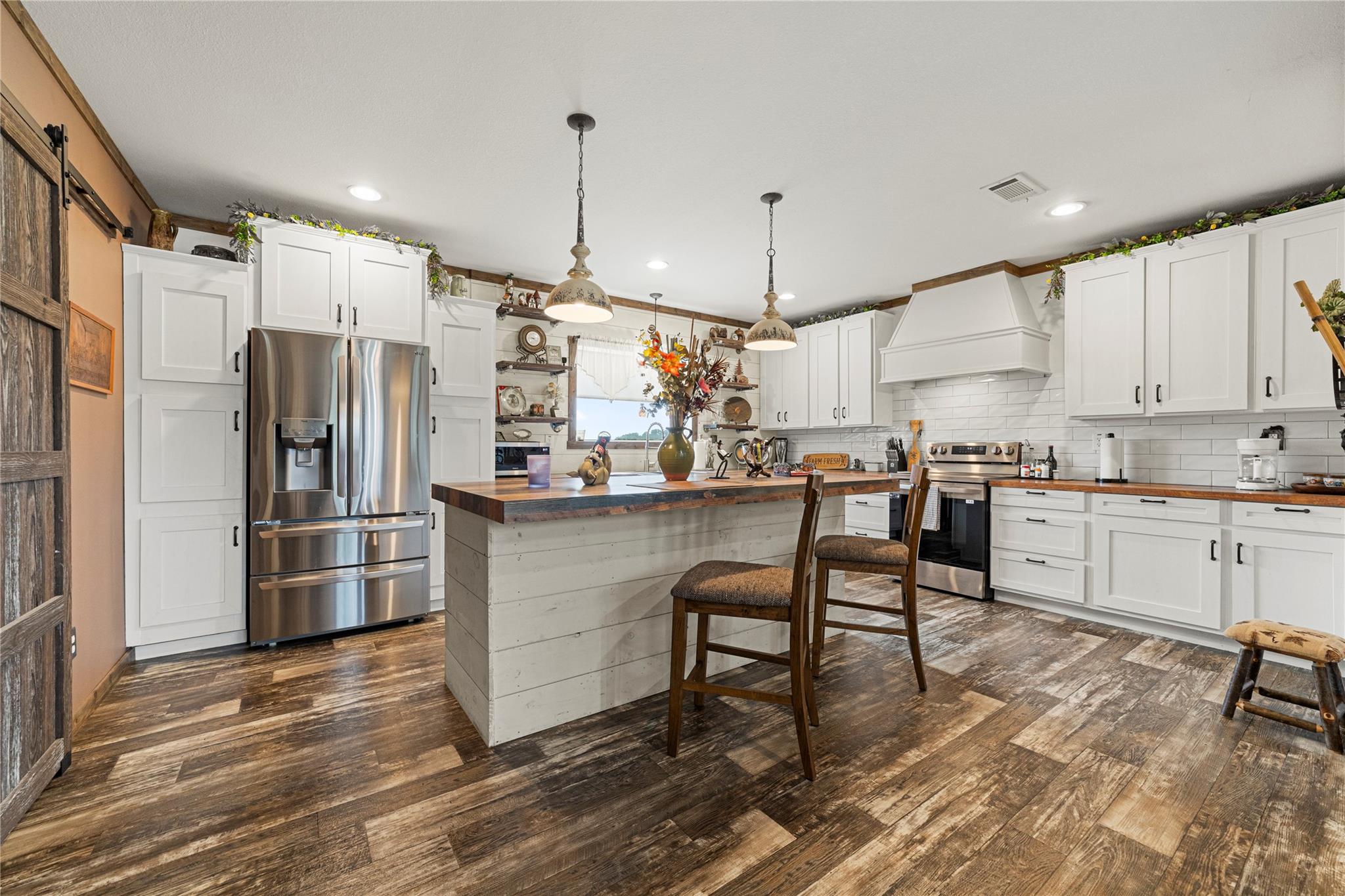 451 Private Road 1505 — photo