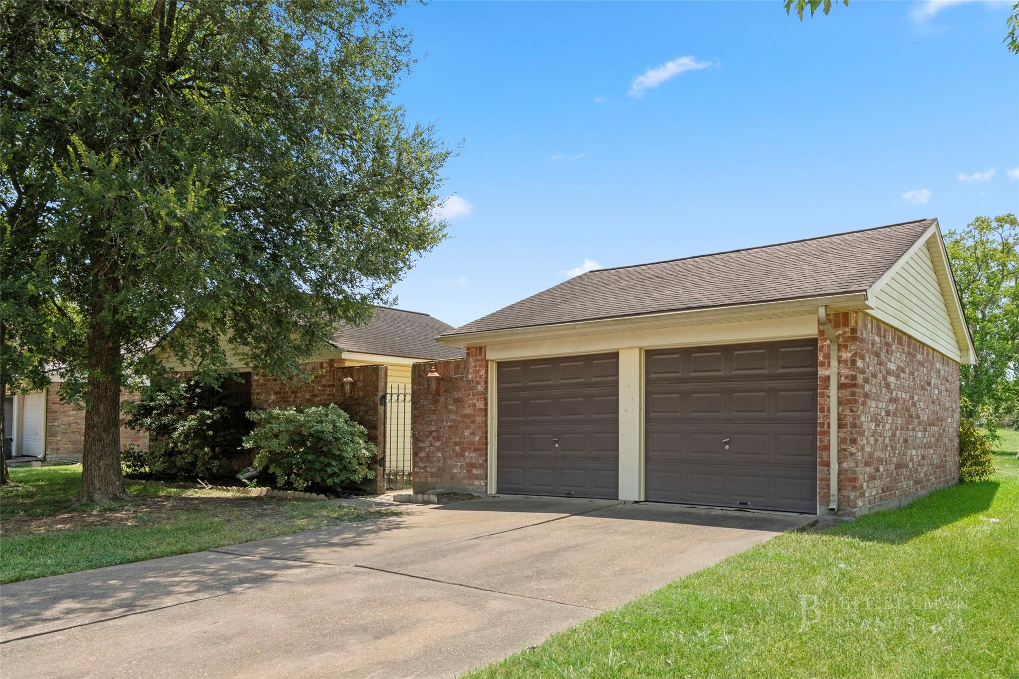 422 W Castle Harbour Dr — photo