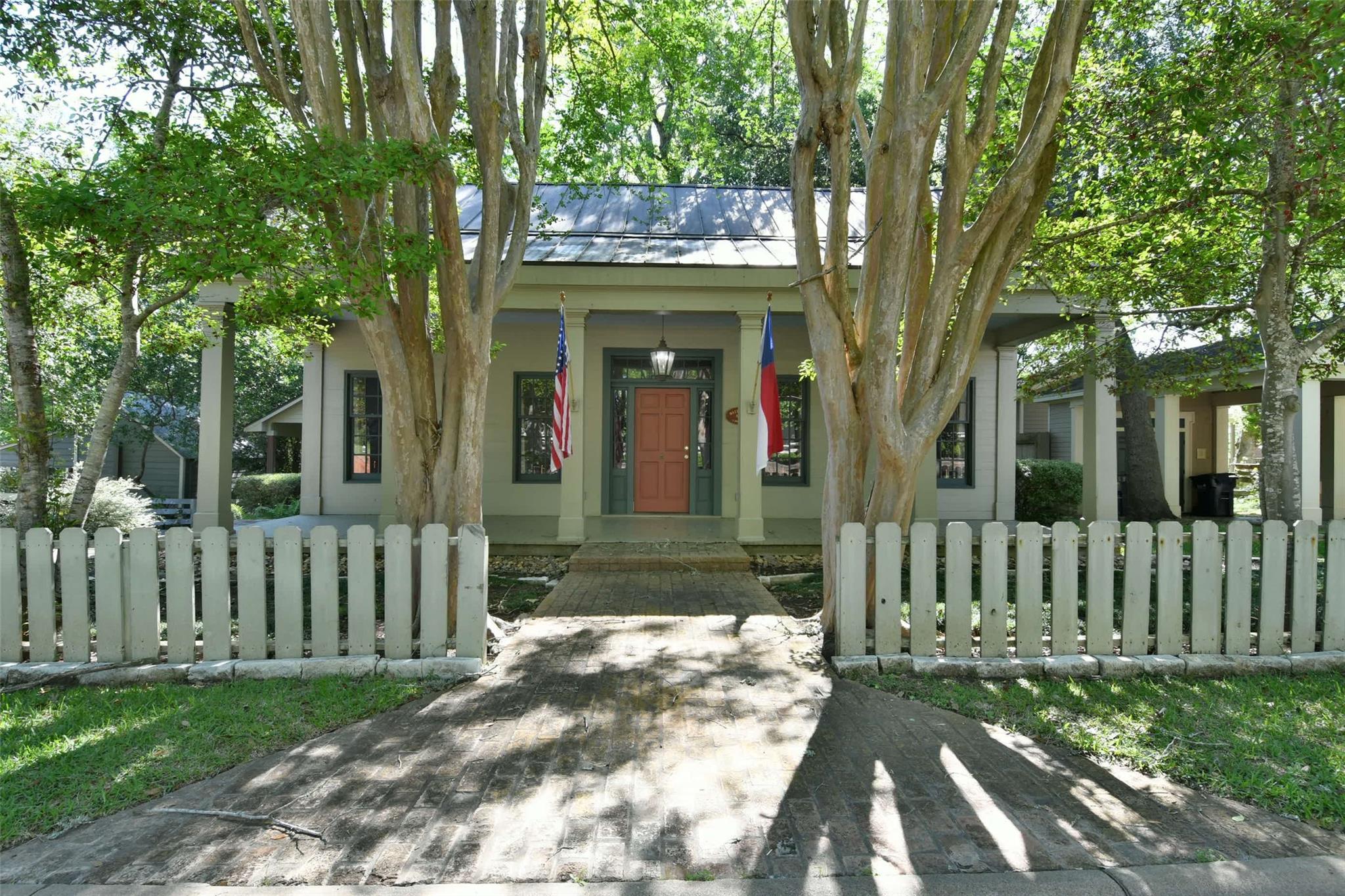 4941 Main Street — photo