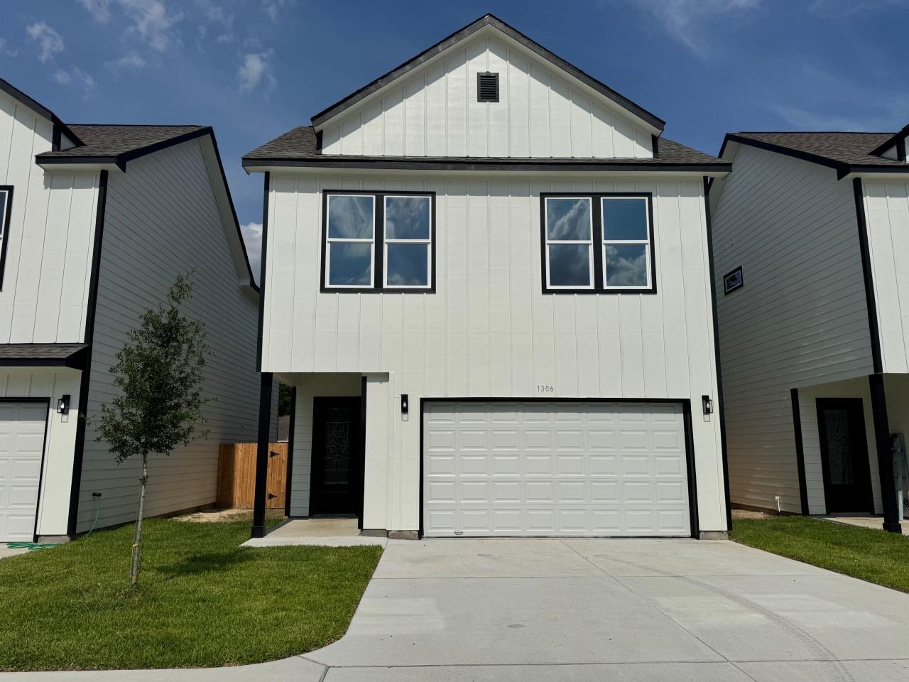 1306 Duff Lane — photo