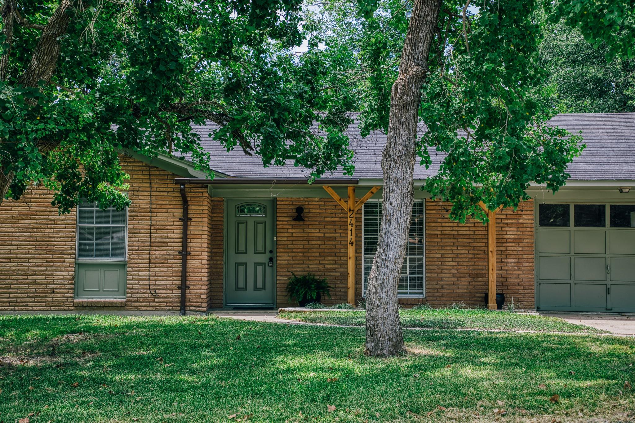 2414 Airline Drive — photo