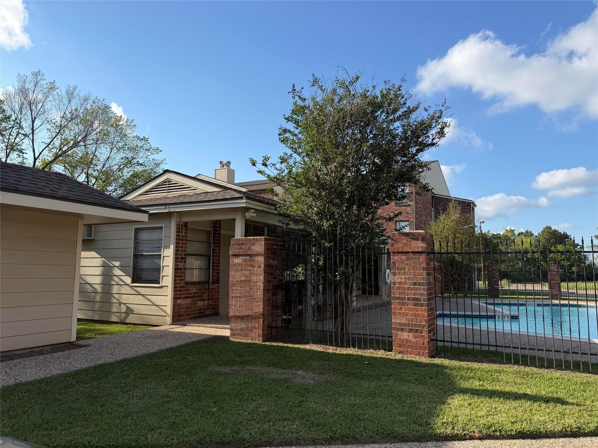 2501 Gulf Freeway #4a — photo