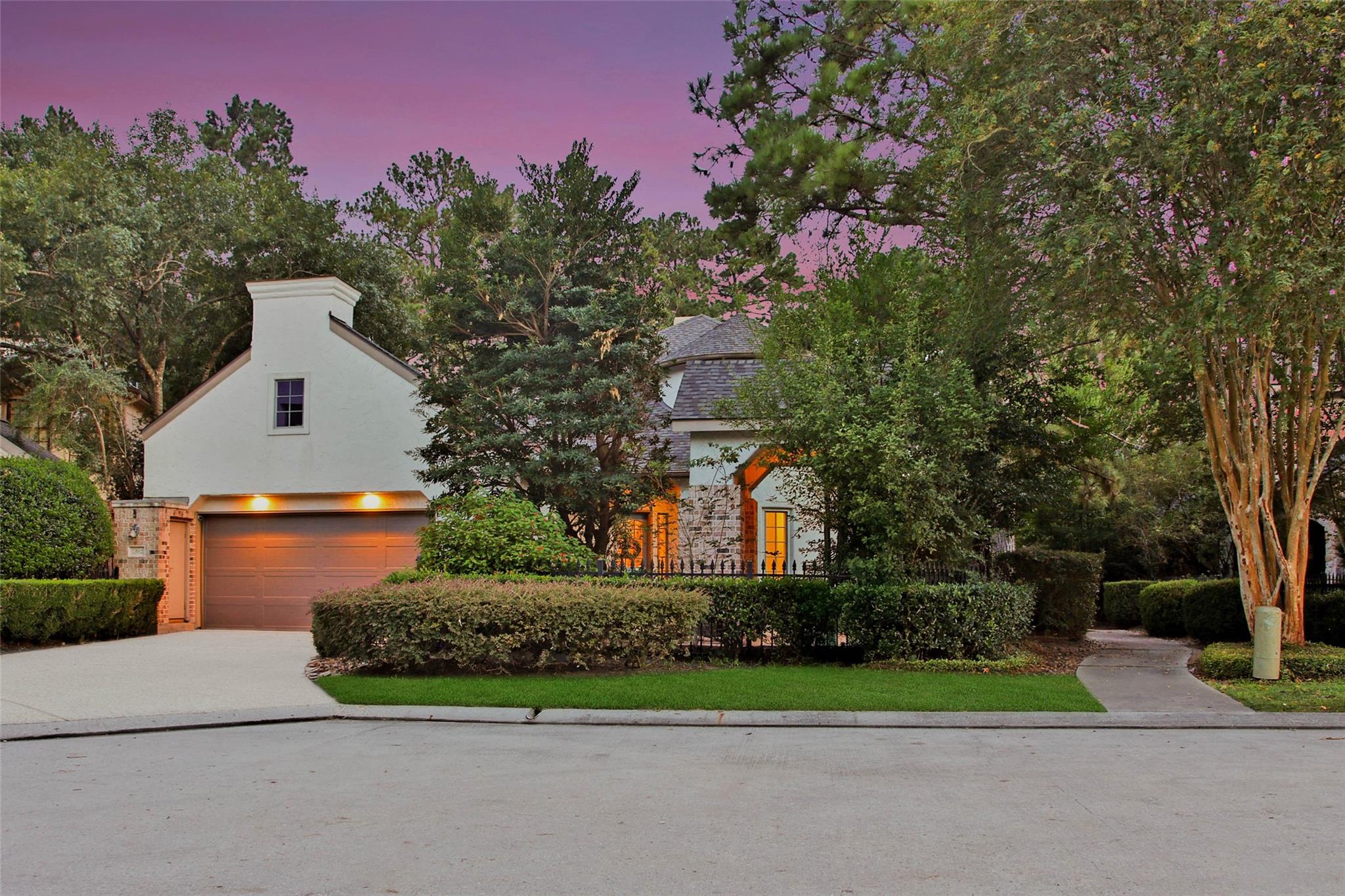 1302 Avon Way — photo